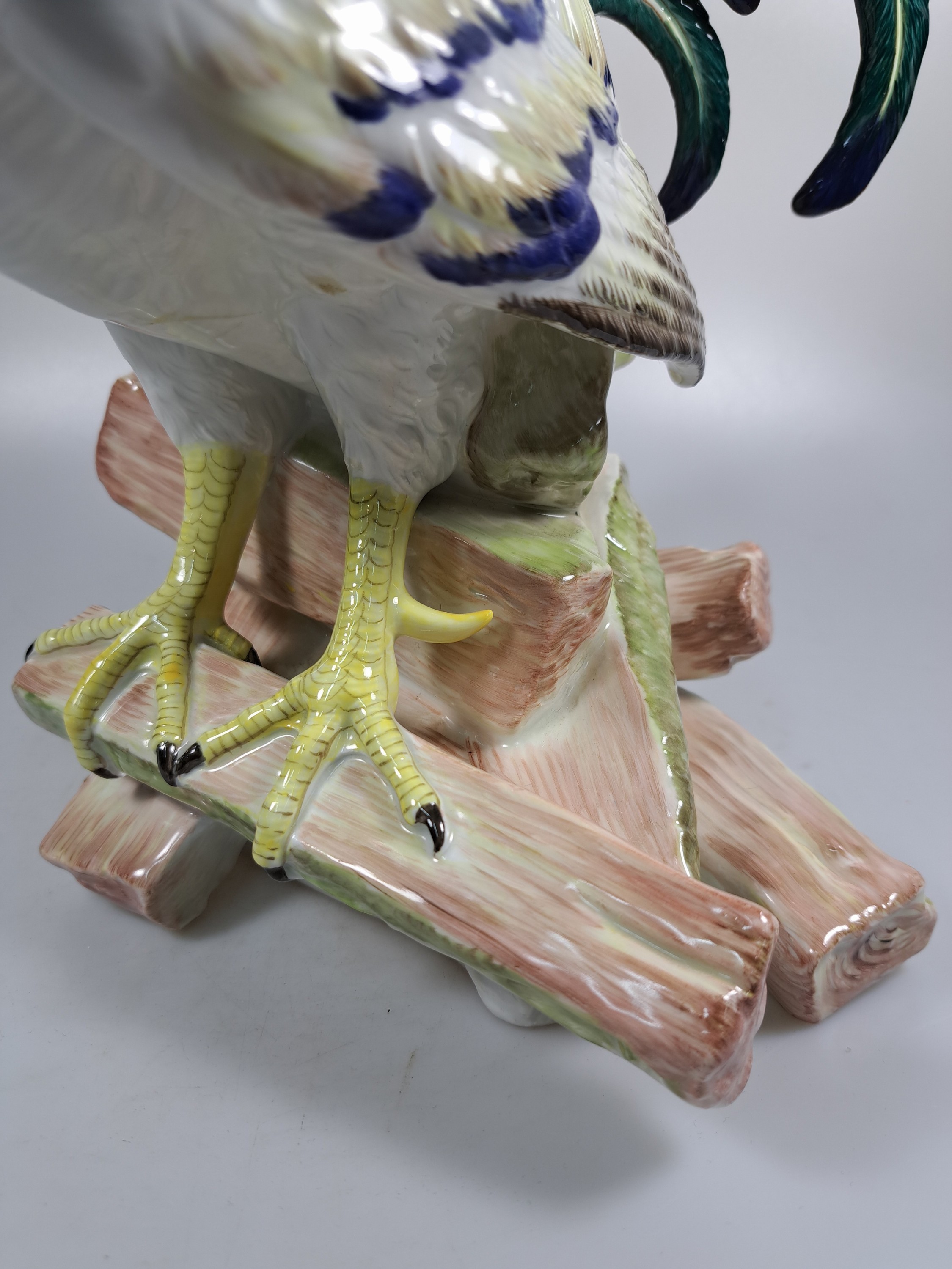 Detail g: Große Porzellanfigur, Meissen, um 1900, Entwurf J.J. Kaendler 1741, Haushahn auf Holzstoss, reich bunt bemalt, eine Schwanzfeder fehlt, H. ca. 40cm, ...