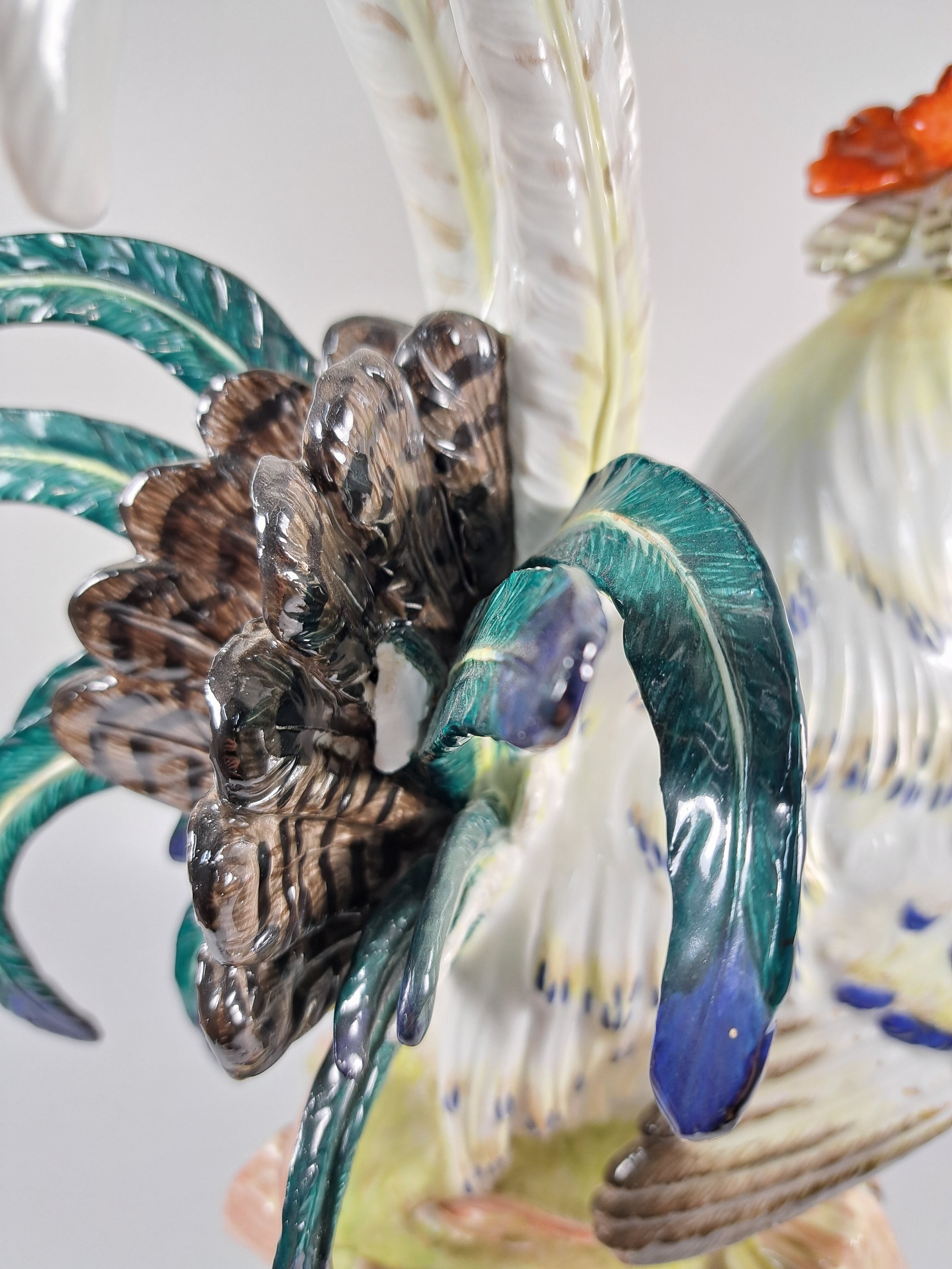 Detail h: Große Porzellanfigur, Meissen, um 1900, Entwurf J.J. Kaendler 1741, Haushahn auf Holzstoss, reich bunt bemalt, eine Schwanzfeder fehlt, H. ca. 40cm, ...
