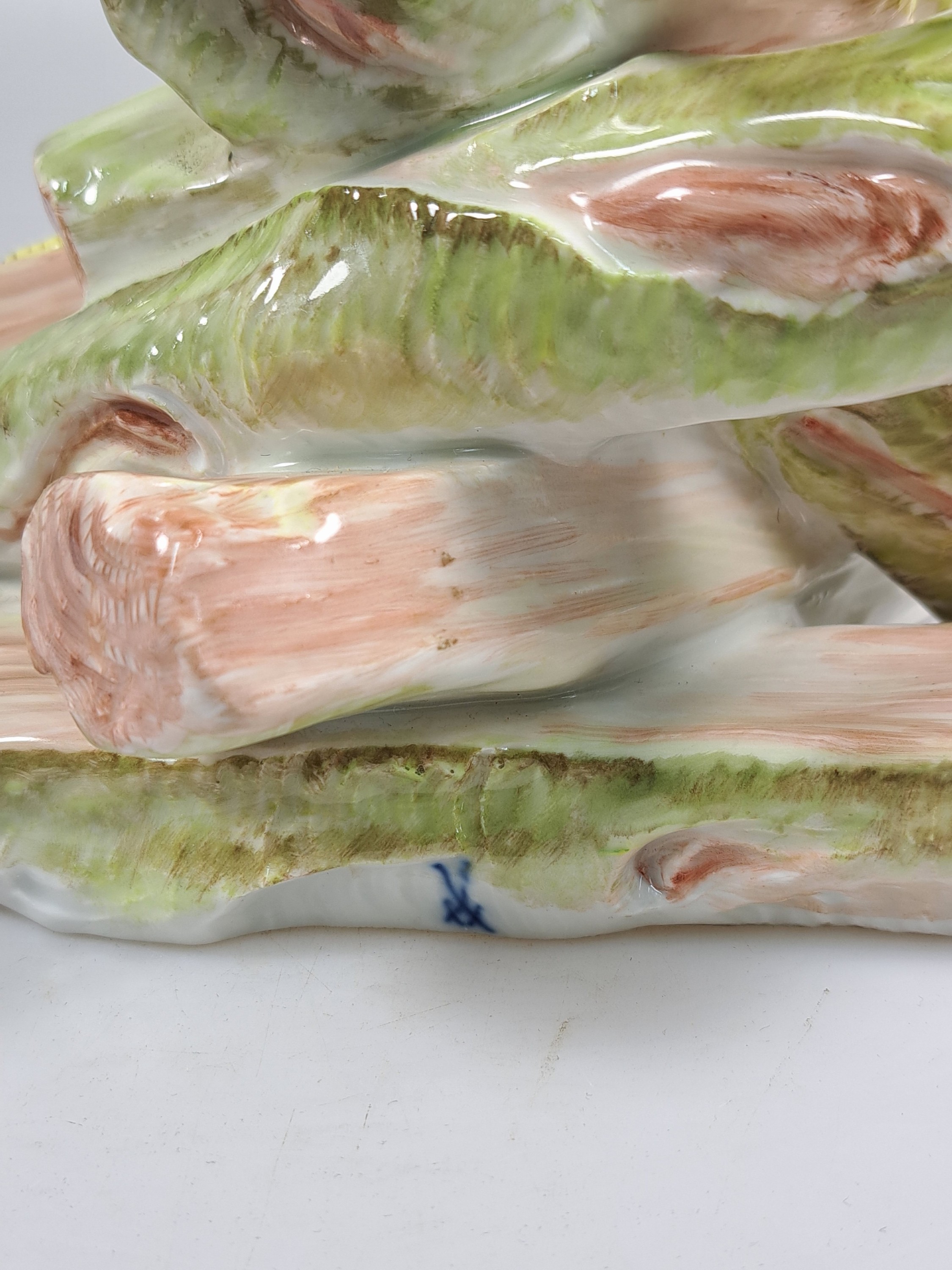 Detail i: Große Porzellanfigur, Meissen, um 1900, Entwurf J.J. Kaendler 1741, Haushahn auf Holzstoss, reich bunt bemalt, eine Schwanzfeder fehlt, H. ca. 40cm, ...