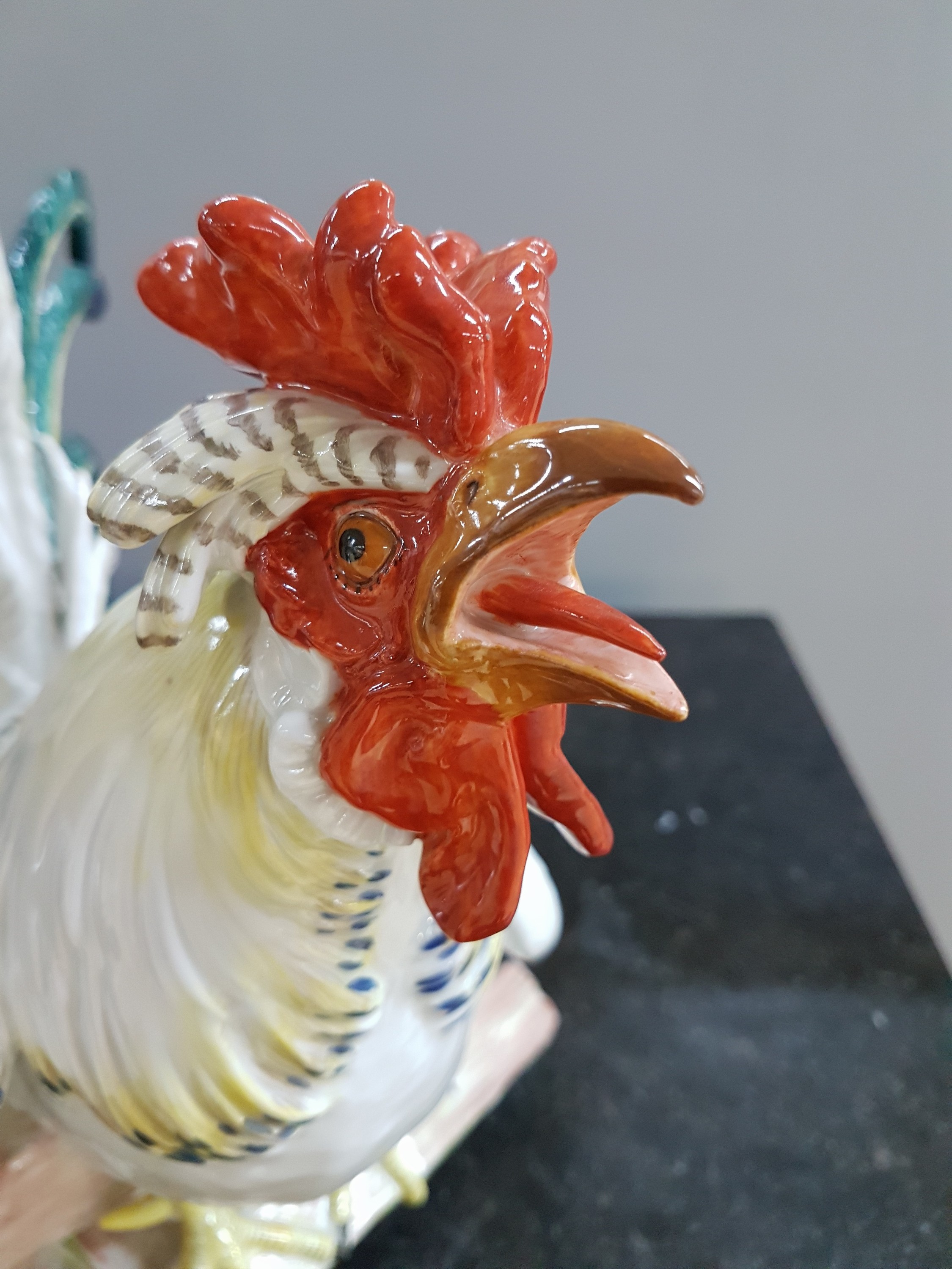 Detail k: Große Porzellanfigur, Meissen, um 1900, Entwurf J.J. Kaendler 1741, Haushahn auf Holzstoss, reich bunt bemalt, eine Schwanzfeder fehlt, H. ca. 40cm, ...