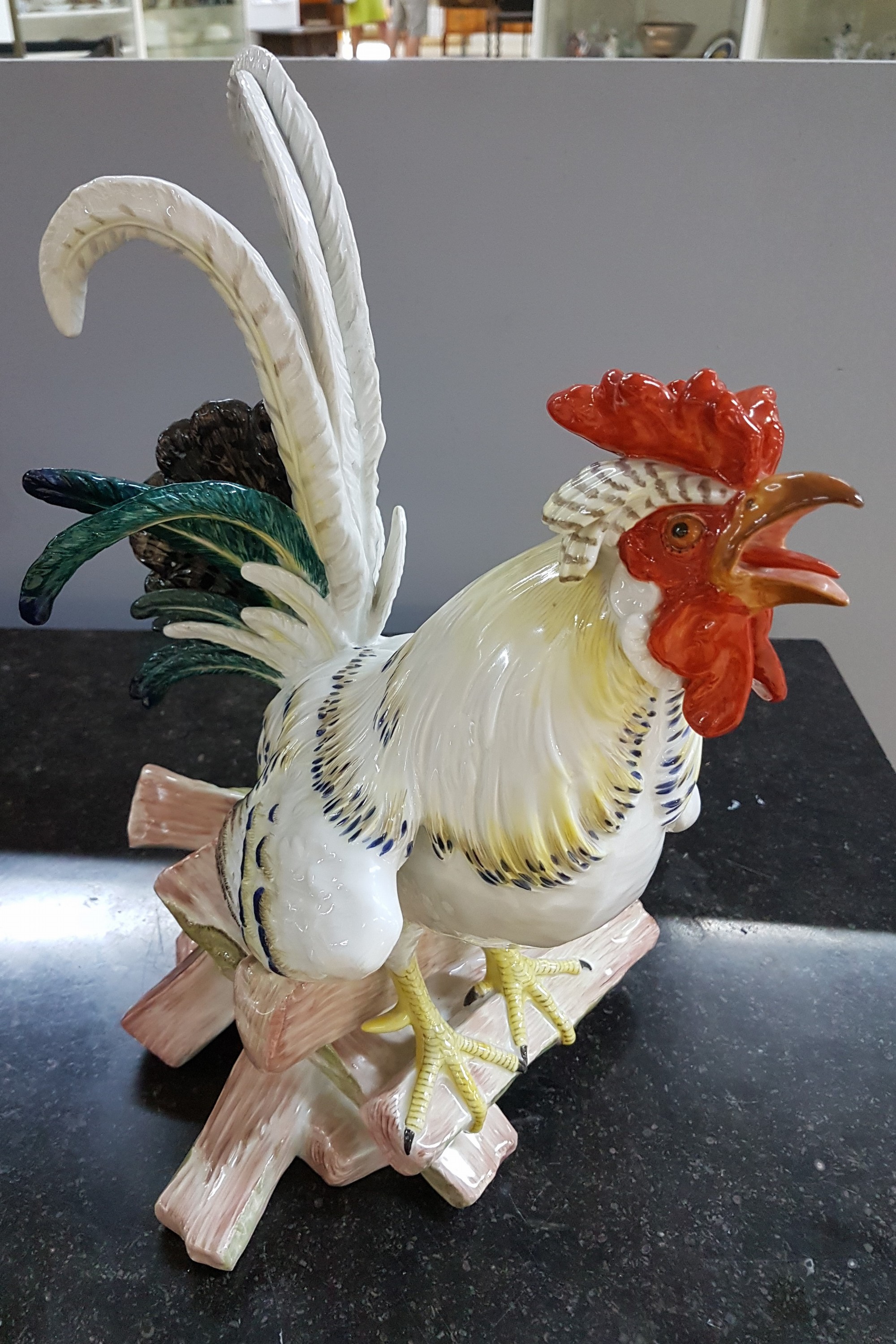 Detail l: Große Porzellanfigur, Meissen, um 1900, Entwurf J.J. Kaendler 1741, Haushahn auf Holzstoss, reich bunt bemalt, eine Schwanzfeder fehlt, H. ca. 40cm, ...