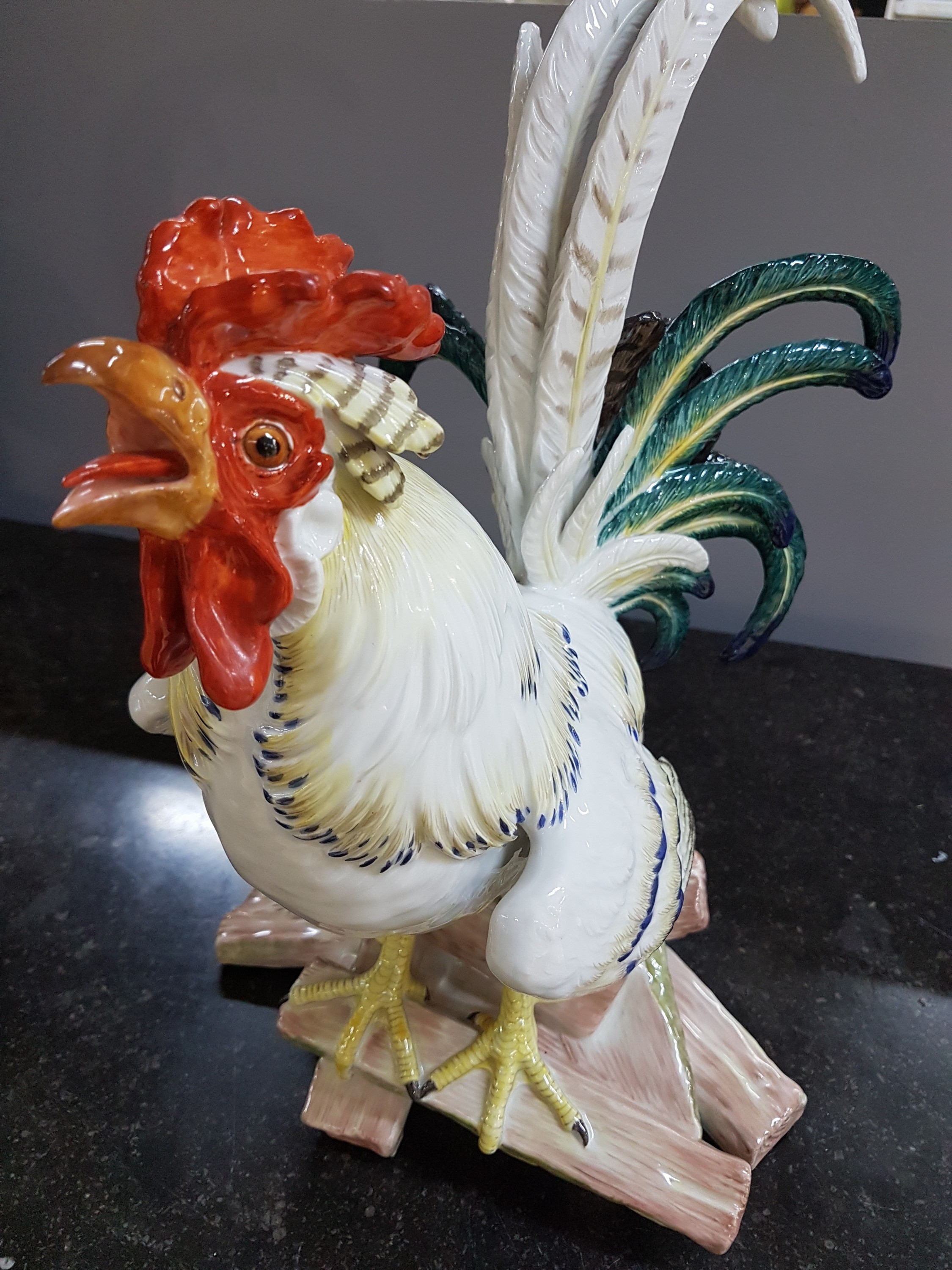 Detail n: Große Porzellanfigur, Meissen, um 1900, Entwurf J.J. Kaendler 1741, Haushahn auf Holzstoss, reich bunt bemalt, eine Schwanzfeder fehlt, H. ca. 40cm, ...