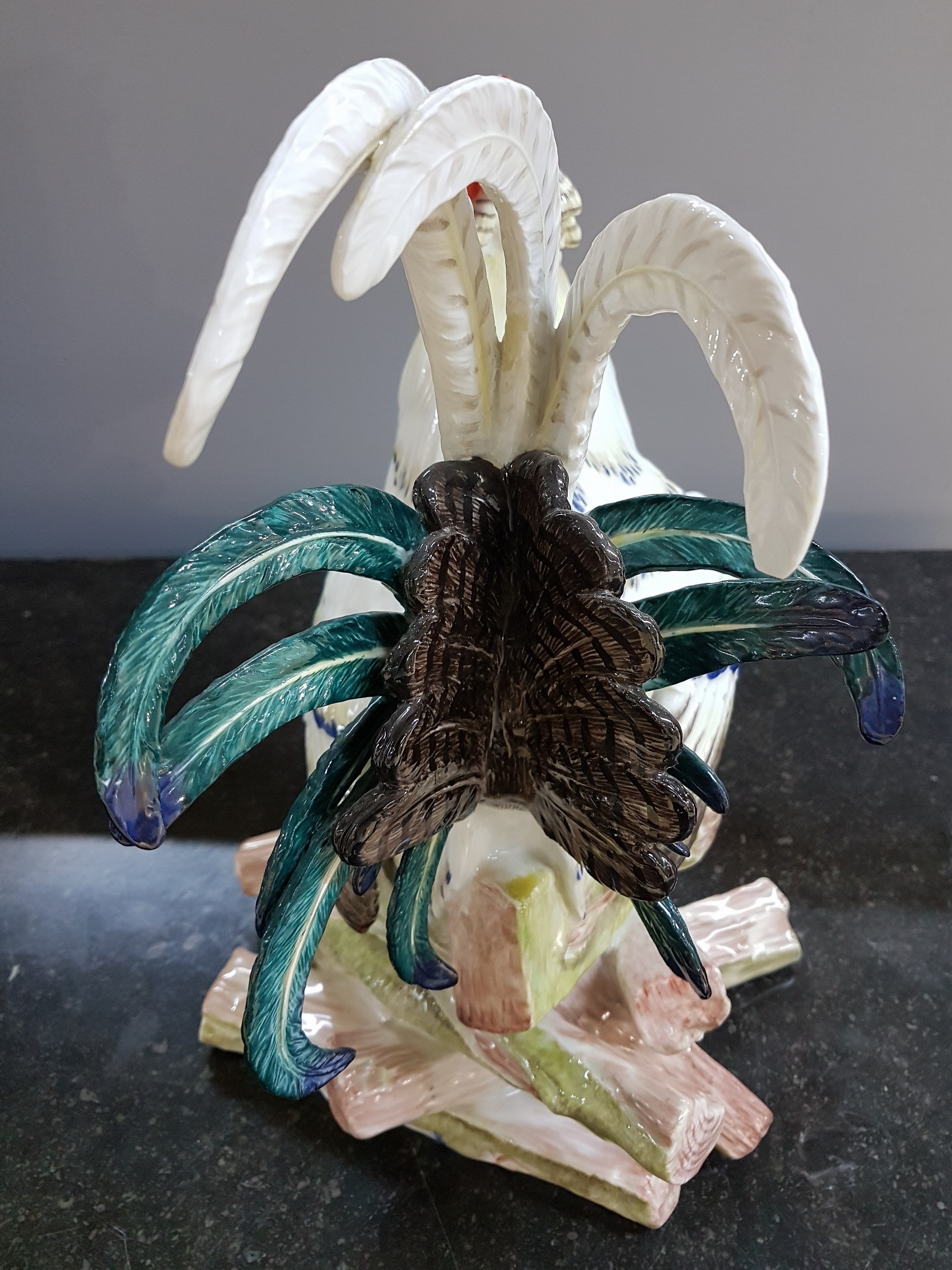 Detail o: Große Porzellanfigur, Meissen, um 1900, Entwurf J.J. Kaendler 1741, Haushahn auf Holzstoss, reich bunt bemalt, eine Schwanzfeder fehlt, H. ca. 40cm, ...