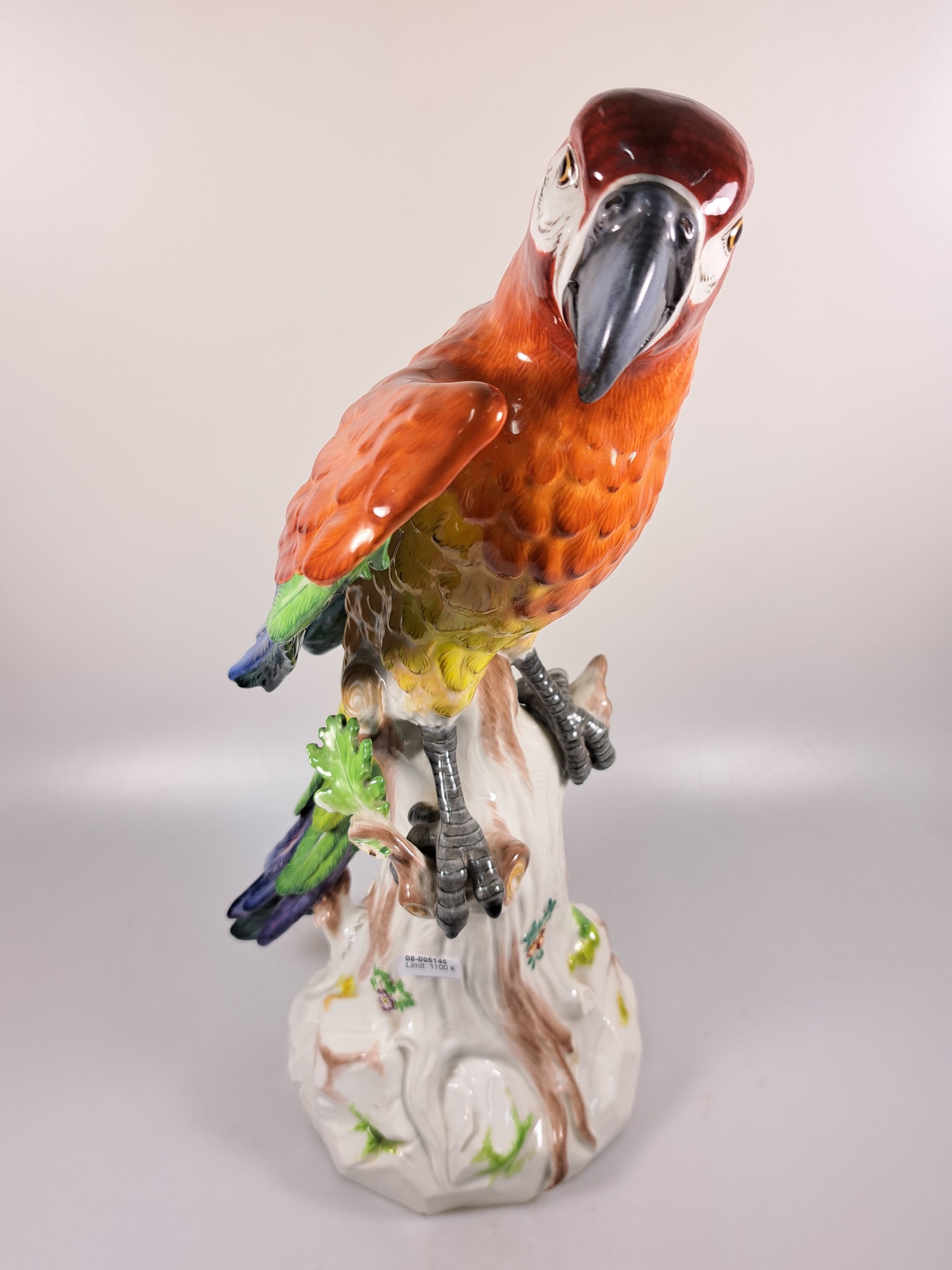 Detail a: Große Porzellanfigur, Meissen, um 1890, Papagei auf Baumstumpf, nach einem Entwurf von J.J. Kändler, fein bunt bemalt, Modellnr. A43b, Brandriss am ...