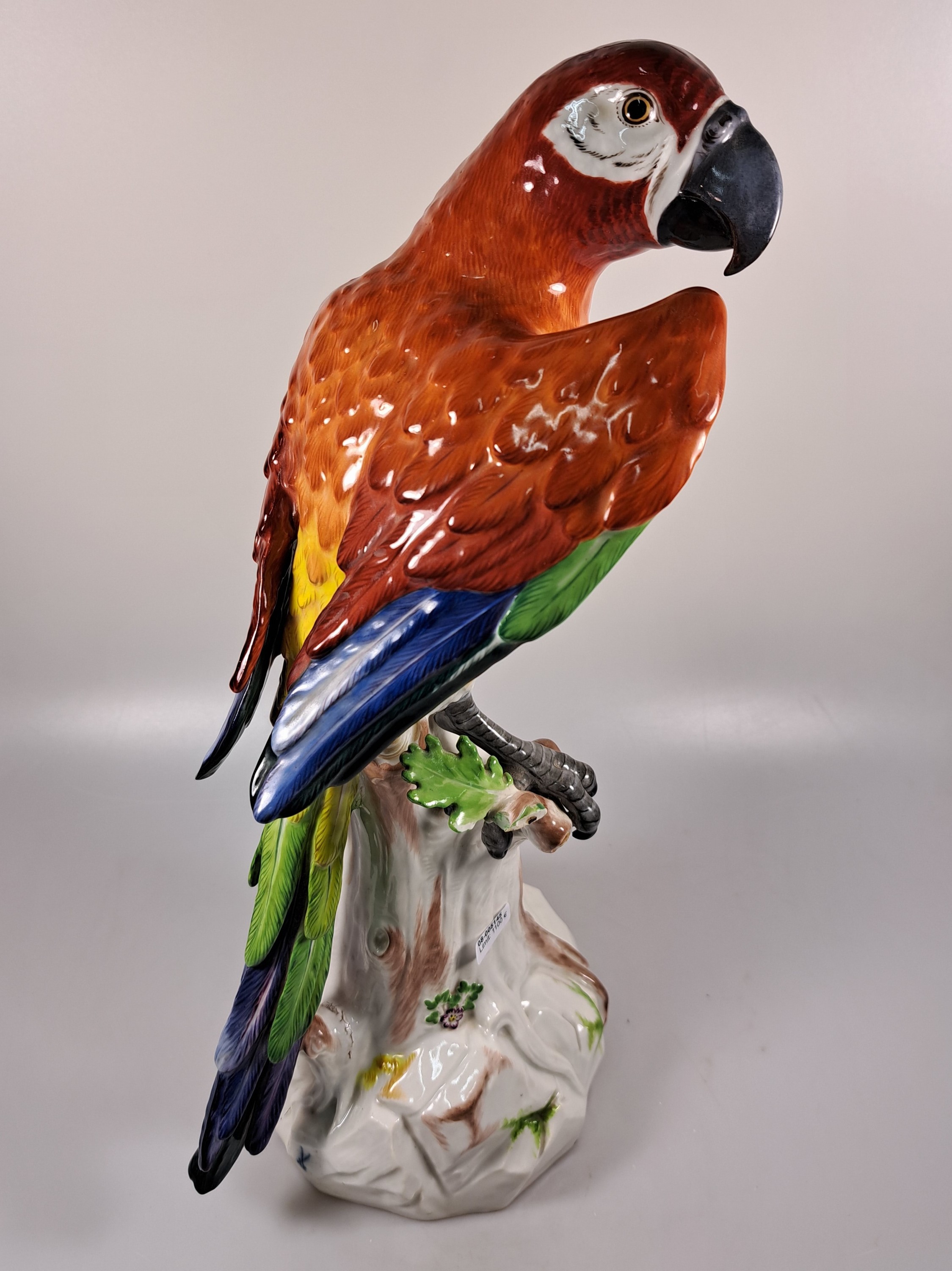 Detail b: Große Porzellanfigur, Meissen, um 1890, Papagei auf Baumstumpf, nach einem Entwurf von J.J. Kändler, fein bunt bemalt, Modellnr. A43b, Brandriss am ...