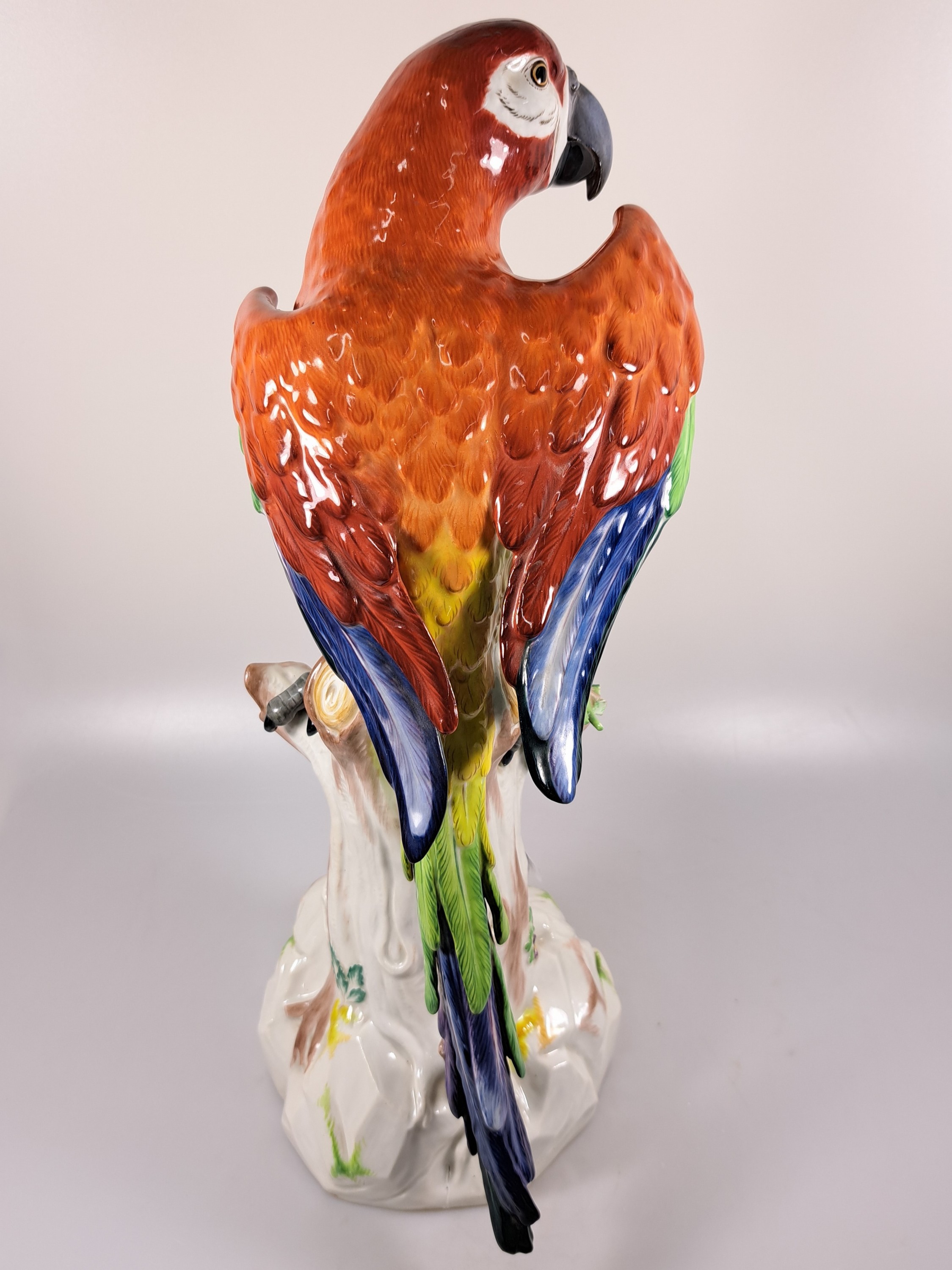 Detail c: Große Porzellanfigur, Meissen, um 1890, Papagei auf Baumstumpf, nach einem Entwurf von J.J. Kändler, fein bunt bemalt, Modellnr. A43b, Brandriss am ...