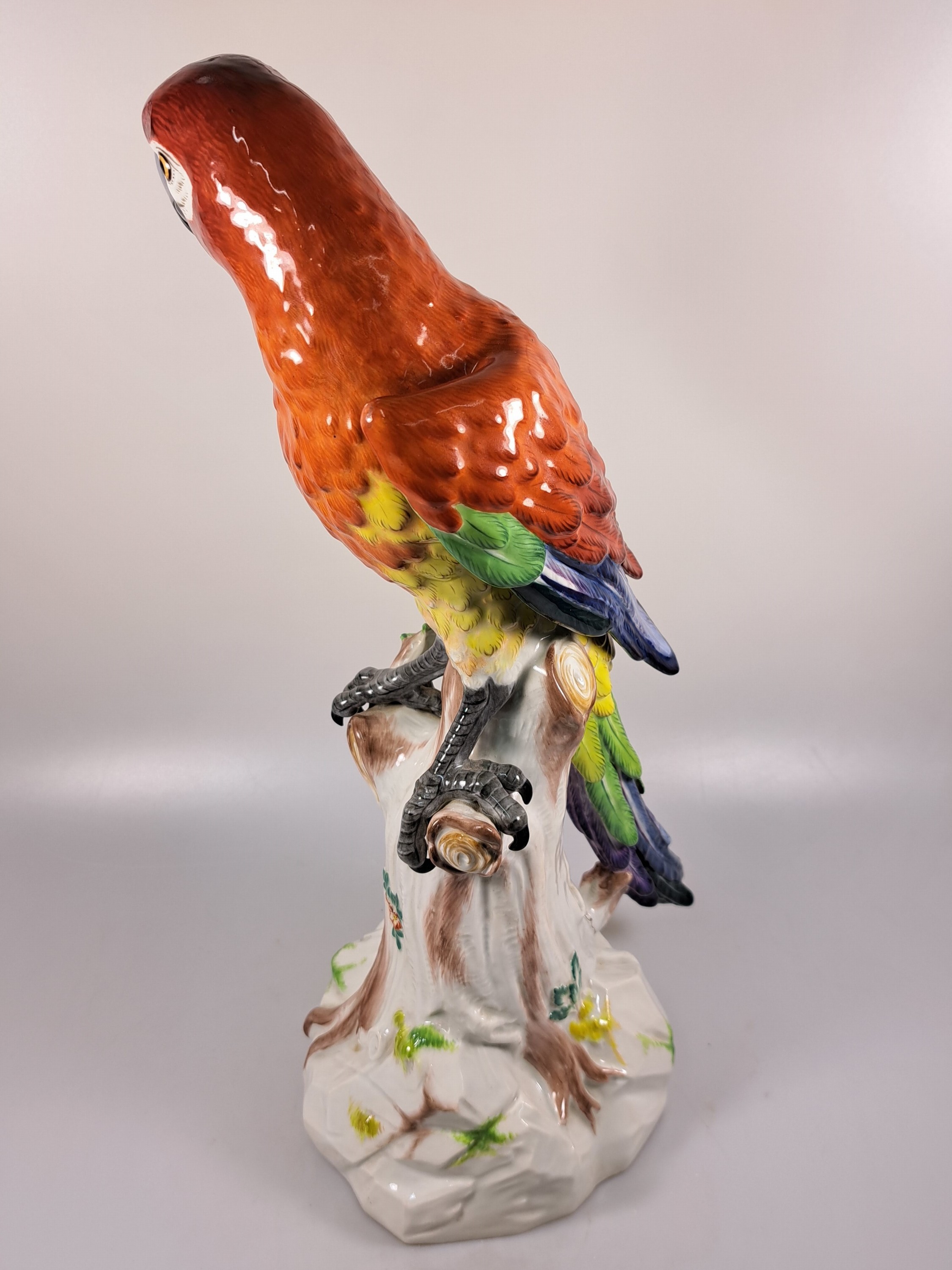 Detail d: Große Porzellanfigur, Meissen, um 1890, Papagei auf Baumstumpf, nach einem Entwurf von J.J. Kändler, fein bunt bemalt, Modellnr. A43b, Brandriss am ...
