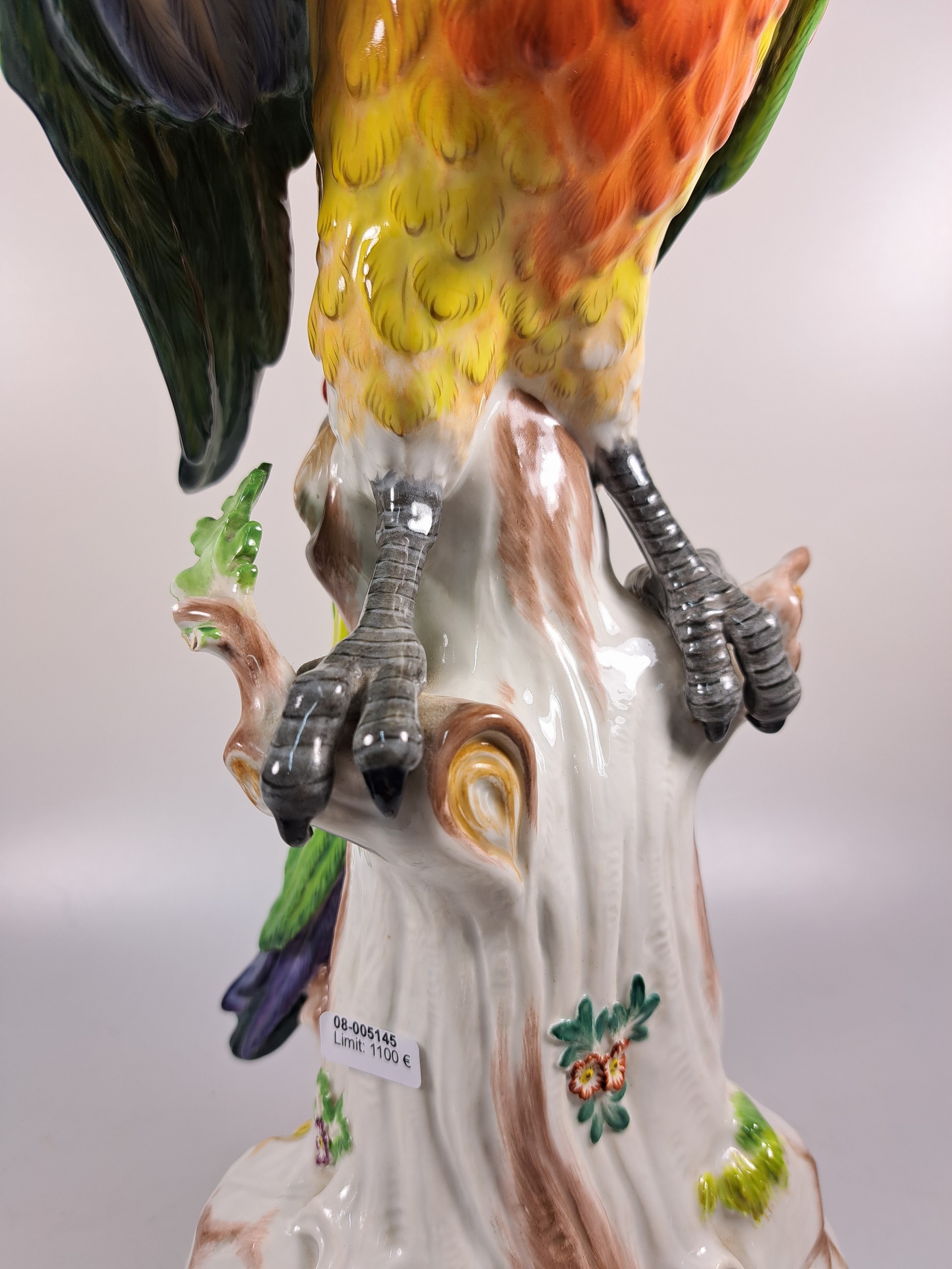 Detail f: Große Porzellanfigur, Meissen, um 1890, Papagei auf Baumstumpf, nach einem Entwurf von J.J. Kändler, fein bunt bemalt, Modellnr. A43b, Brandriss am ...