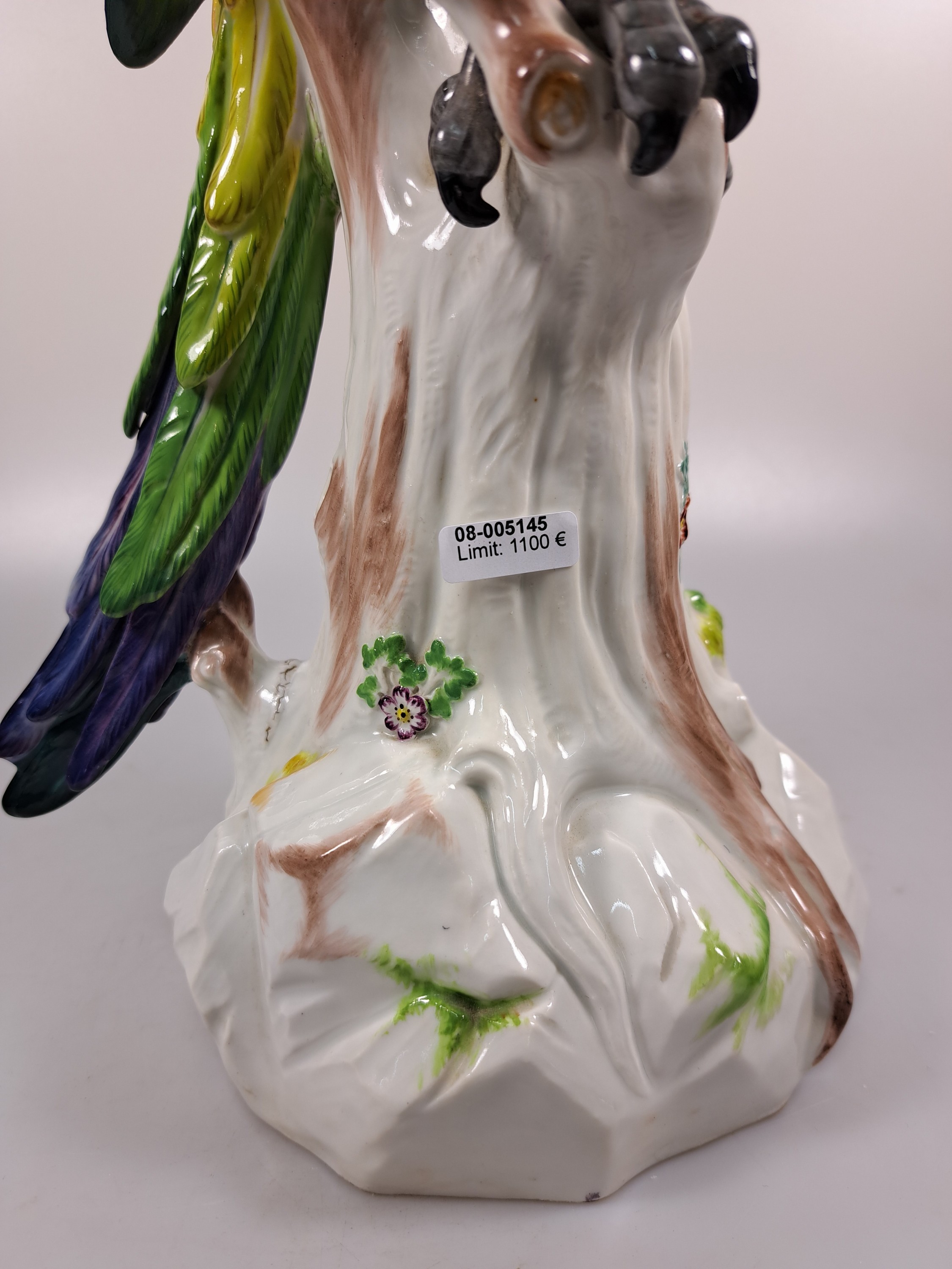 Detail g: Große Porzellanfigur, Meissen, um 1890, Papagei auf Baumstumpf, nach einem Entwurf von J.J. Kändler, fein bunt bemalt, Modellnr. A43b, Brandriss am ...