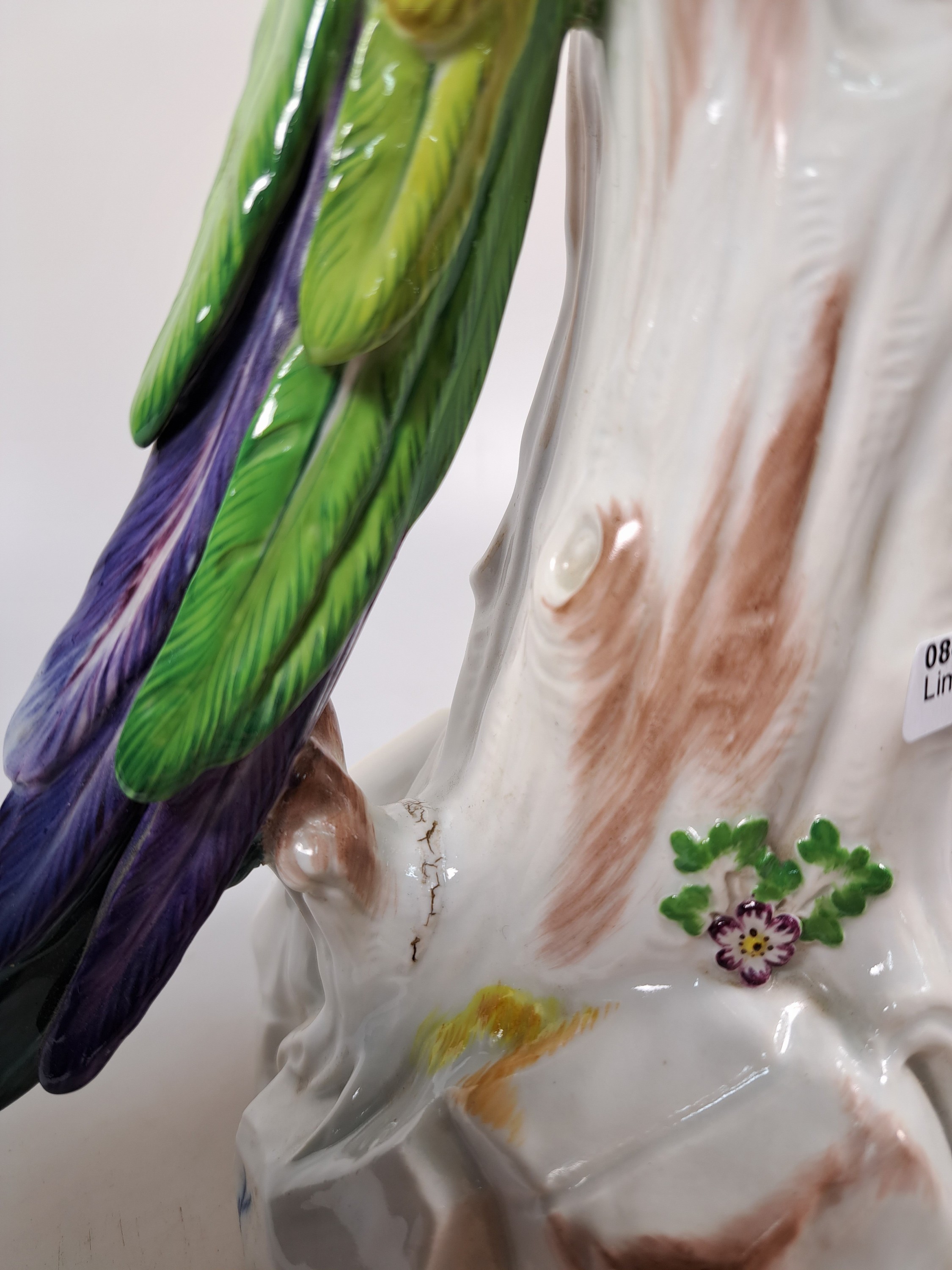 Detail h: Große Porzellanfigur, Meissen, um 1890, Papagei auf Baumstumpf, nach einem Entwurf von J.J. Kändler, fein bunt bemalt, Modellnr. A43b, Brandriss am ...