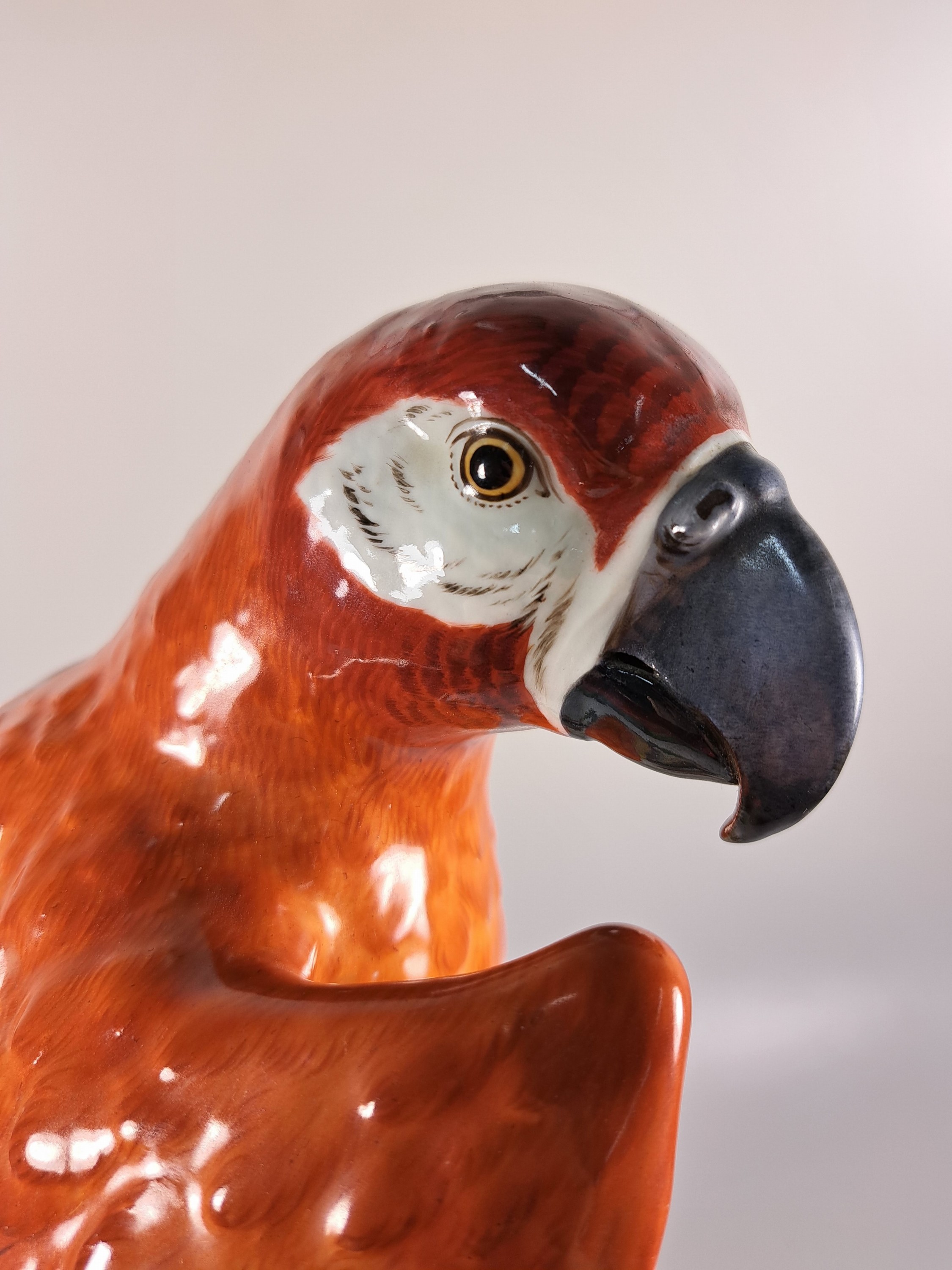 Detail j: Große Porzellanfigur, Meissen, um 1890, Papagei auf Baumstumpf, nach einem Entwurf von J.J. Kändler, fein bunt bemalt, Modellnr. A43b, Brandriss am ...