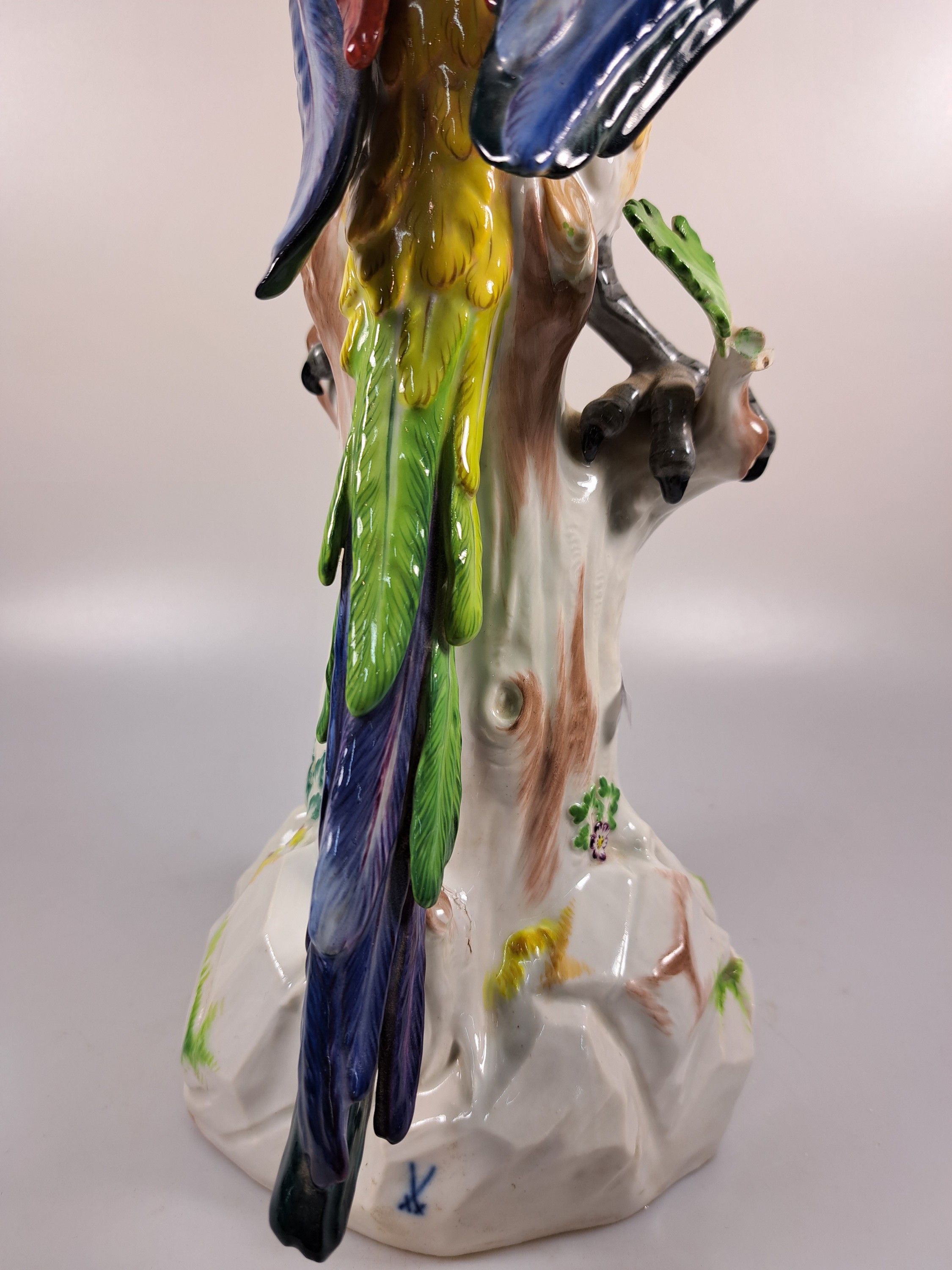 Detail k: Große Porzellanfigur, Meissen, um 1890, Papagei auf Baumstumpf, nach einem Entwurf von J.J. Kändler, fein bunt bemalt, Modellnr. A43b, Brandriss am ...