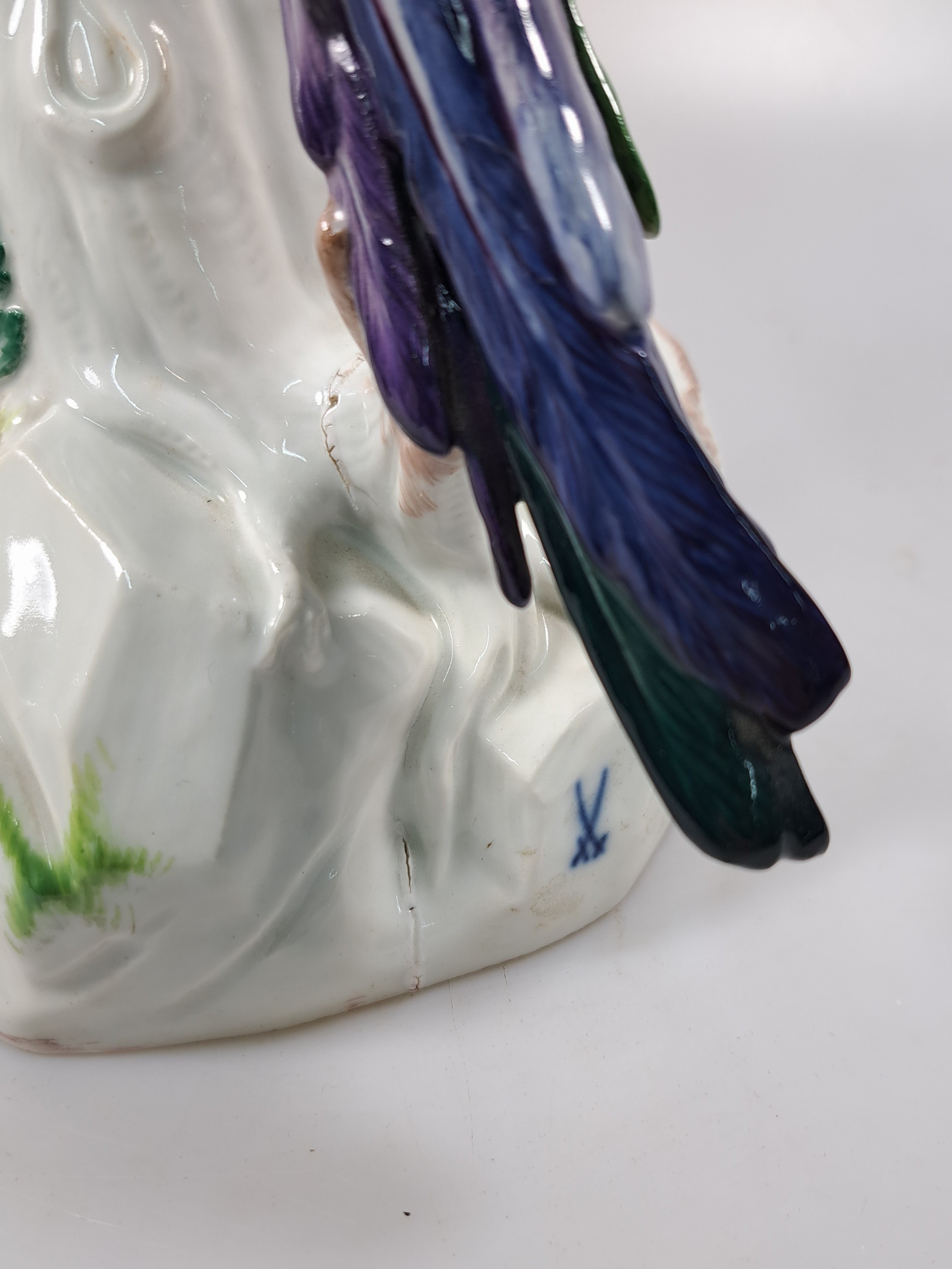 Detail l: Große Porzellanfigur, Meissen, um 1890, Papagei auf Baumstumpf, nach einem Entwurf von J.J. Kändler, fein bunt bemalt, Modellnr. A43b, Brandriss am ...