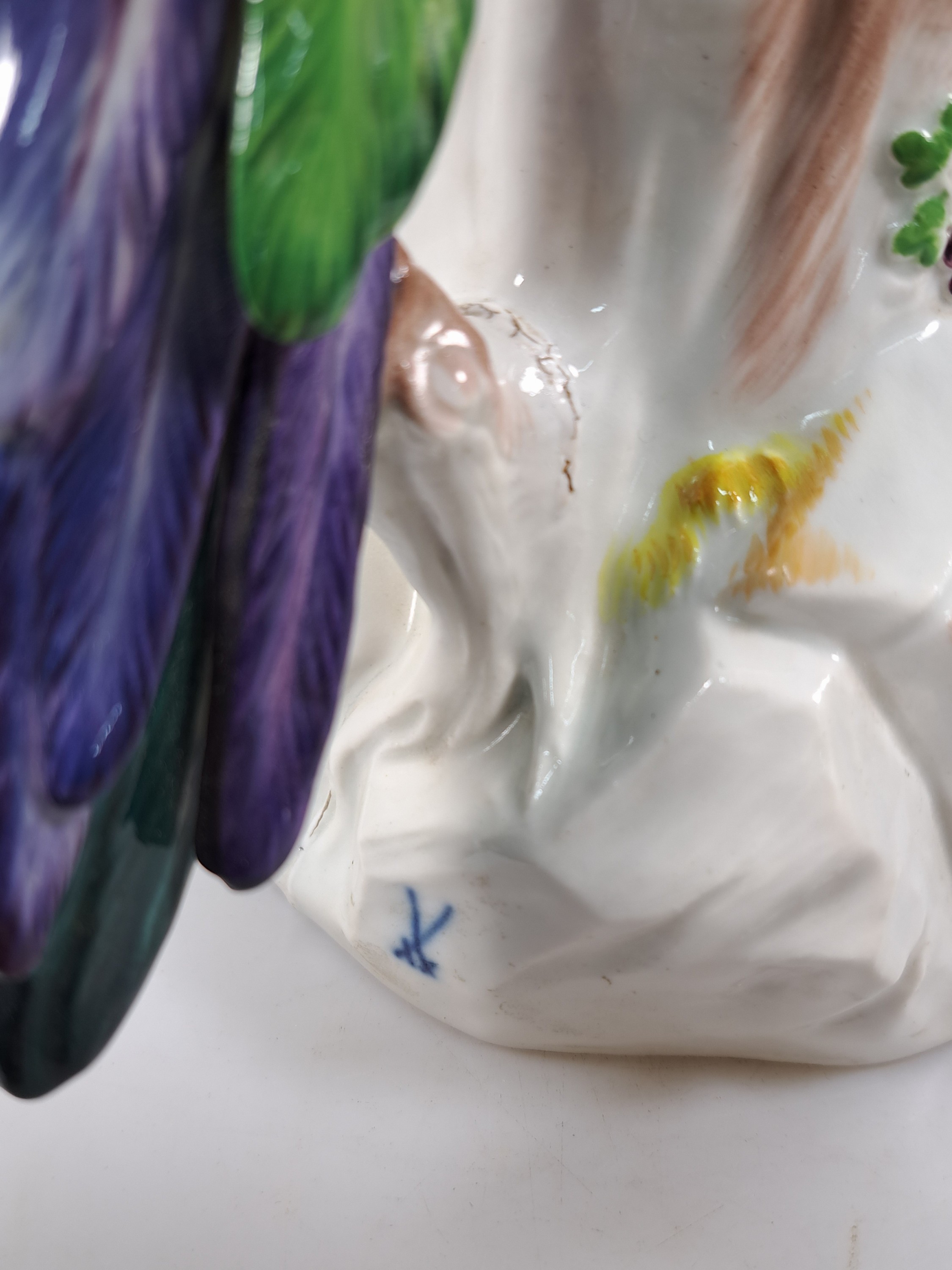 Detail m: Große Porzellanfigur, Meissen, um 1890, Papagei auf Baumstumpf, nach einem Entwurf von J.J. Kändler, fein bunt bemalt, Modellnr. A43b, Brandriss am ...