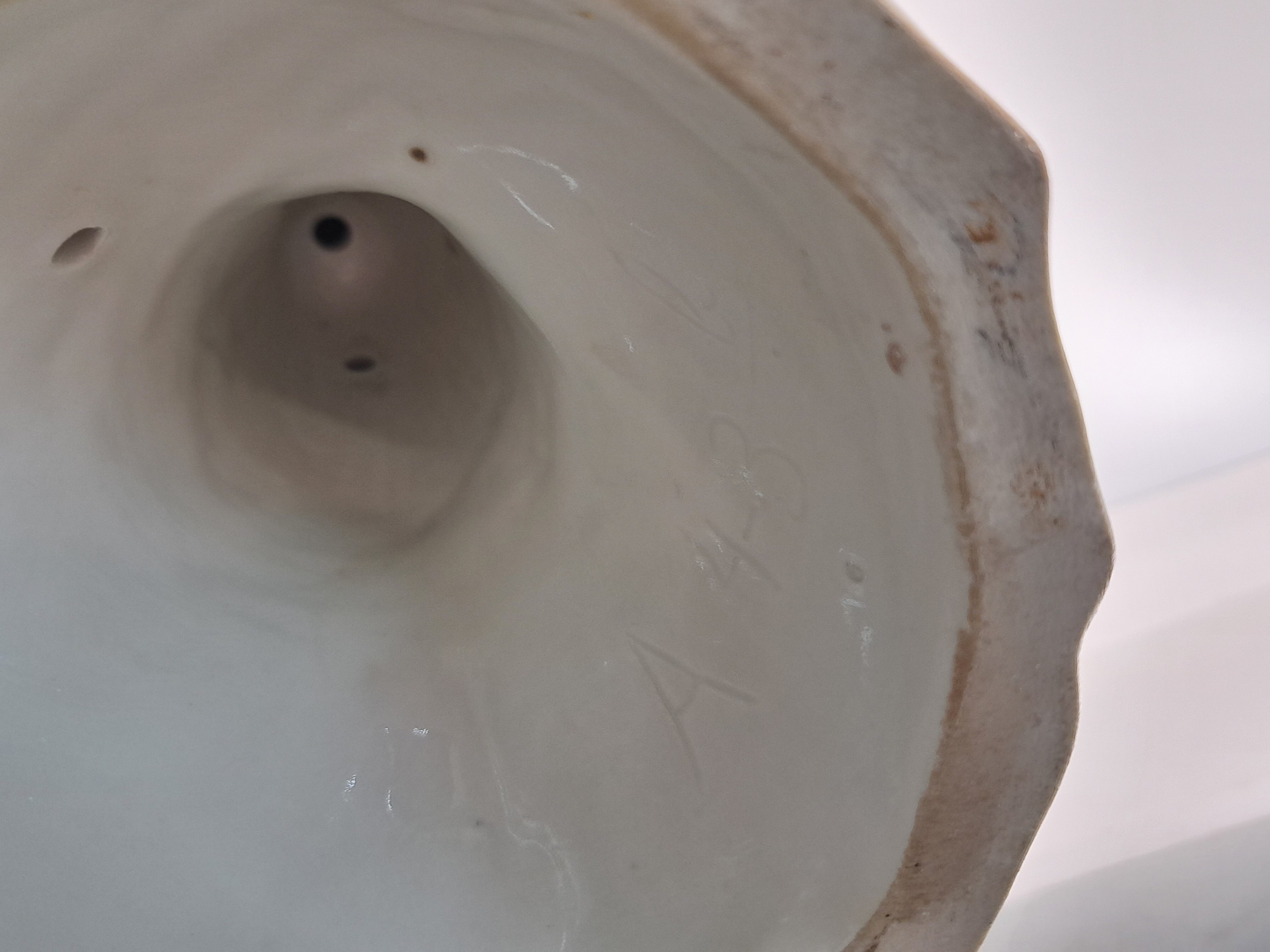 Detail o: Große Porzellanfigur, Meissen, um 1890, Papagei auf Baumstumpf, nach einem Entwurf von J.J. Kändler, fein bunt bemalt, Modellnr. A43b, Brandriss am ...