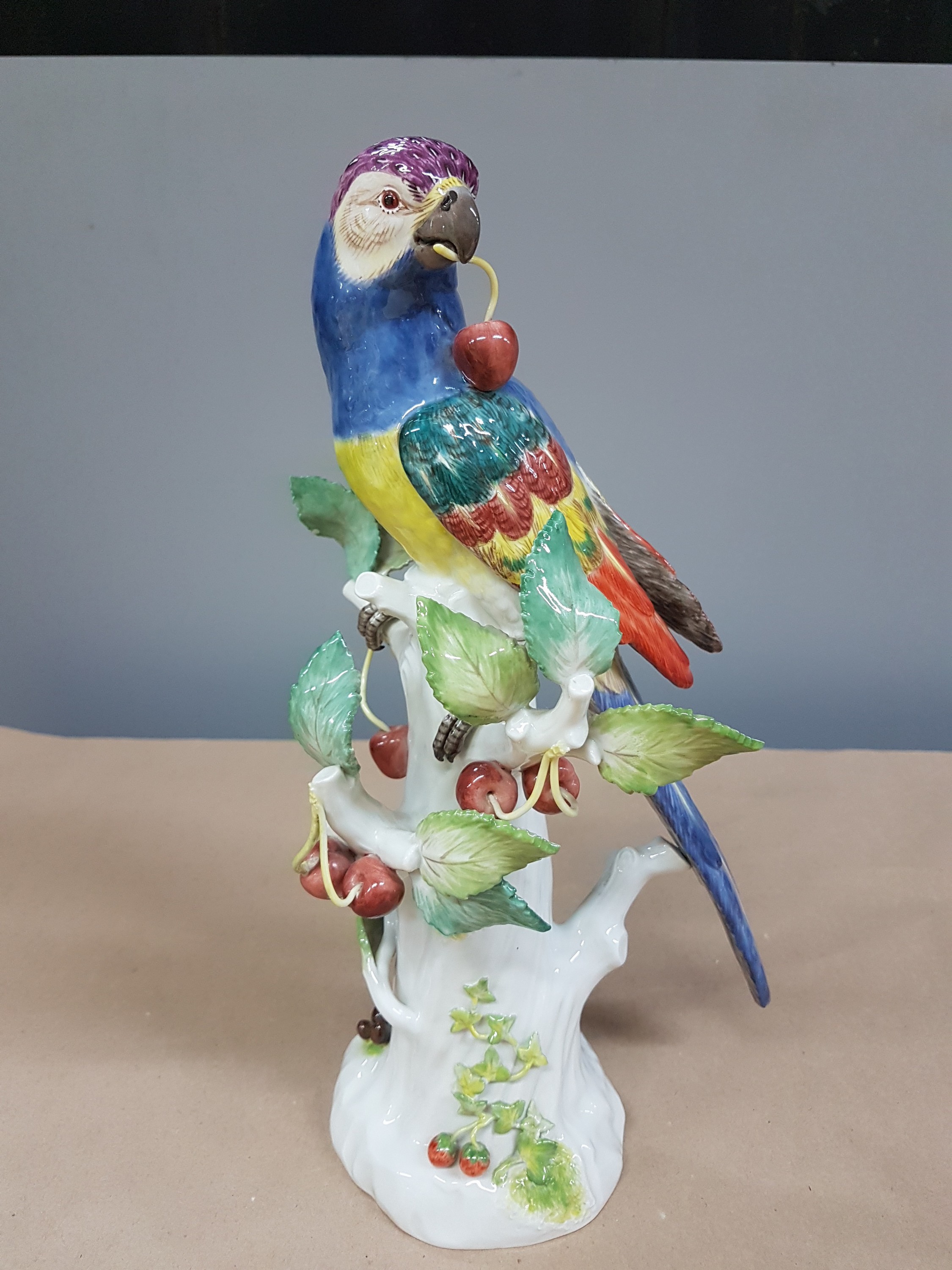 Detail a: Porzellanfigur, Meissen, 20. Jh., Papagei auf Baumstumpf mit Kirschen, bunt naturalistisch bemalt, H. ca. 31cm