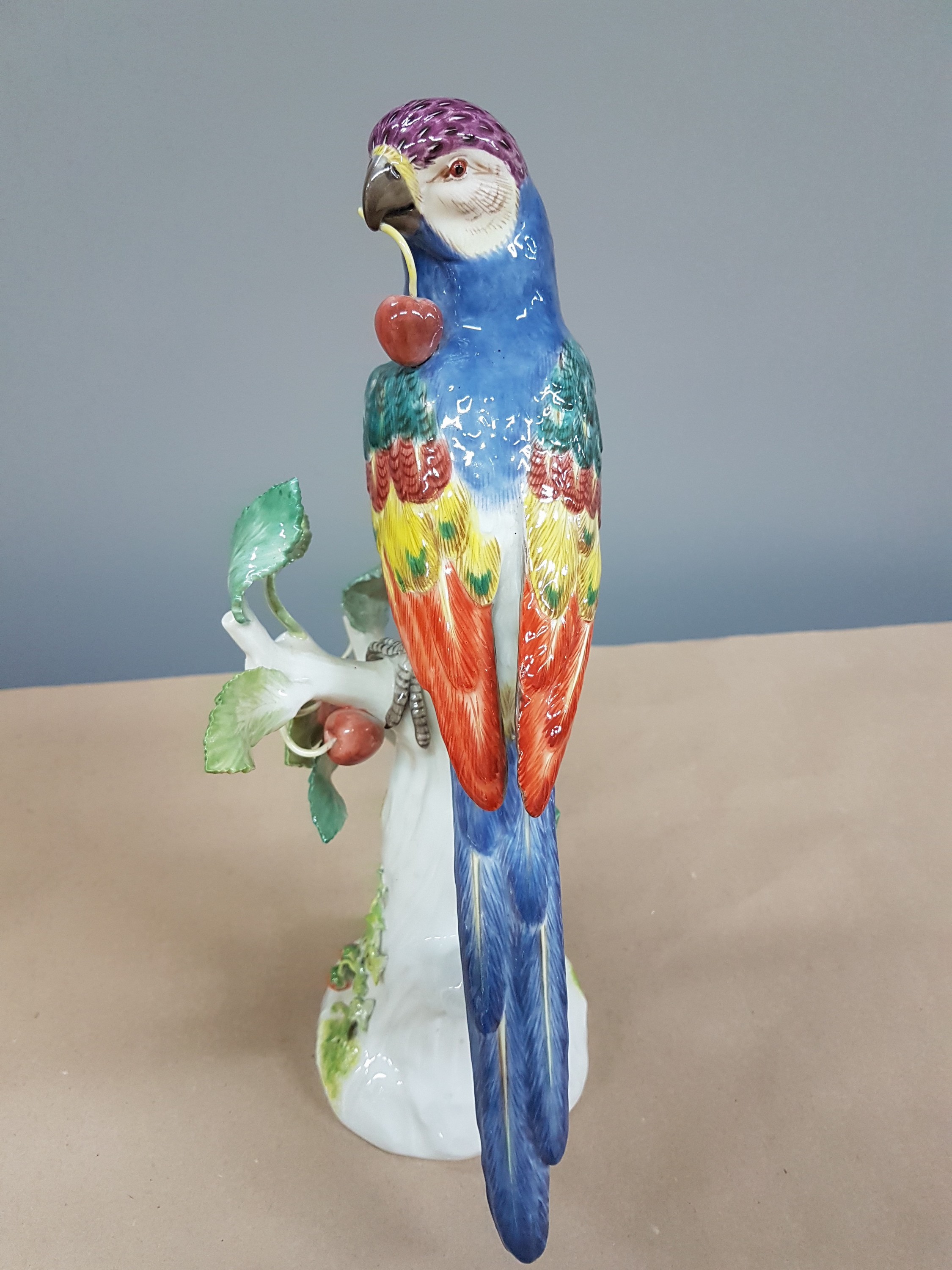 Detail d: Porzellanfigur, Meissen, 20. Jh., Papagei auf Baumstumpf mit Kirschen, bunt naturalistisch bemalt, H. ca. 31cm