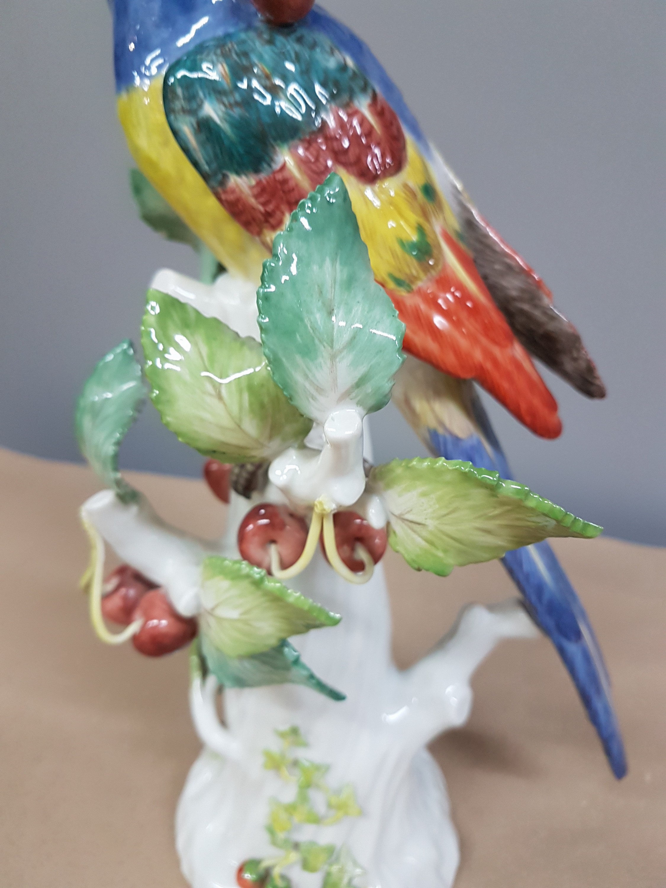 Detail e: Porzellanfigur, Meissen, 20. Jh., Papagei auf Baumstumpf mit Kirschen, bunt naturalistisch bemalt, H. ca. 31cm