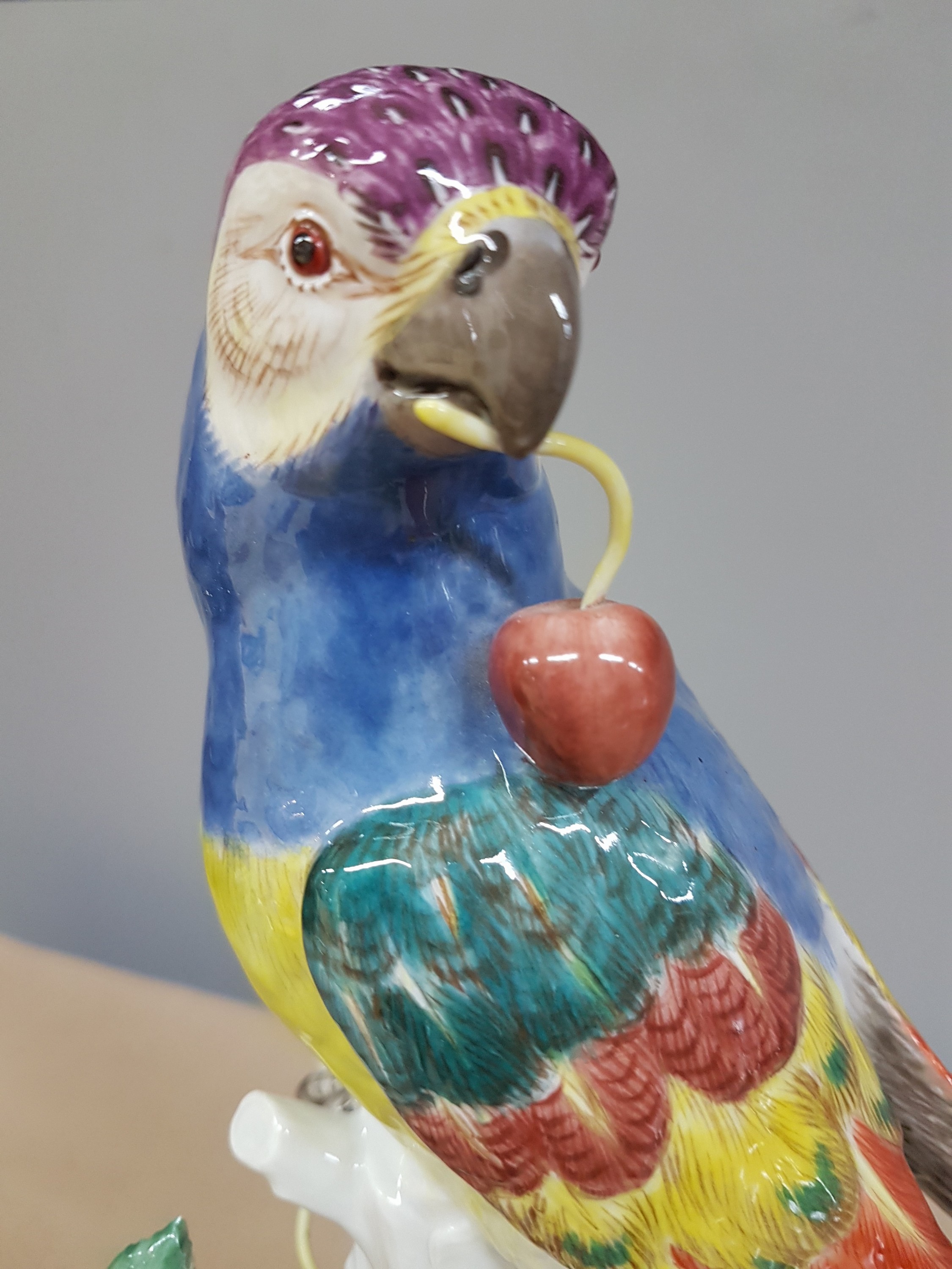 Detail f: Porzellanfigur, Meissen, 20. Jh., Papagei auf Baumstumpf mit Kirschen, bunt naturalistisch bemalt, H. ca. 31cm