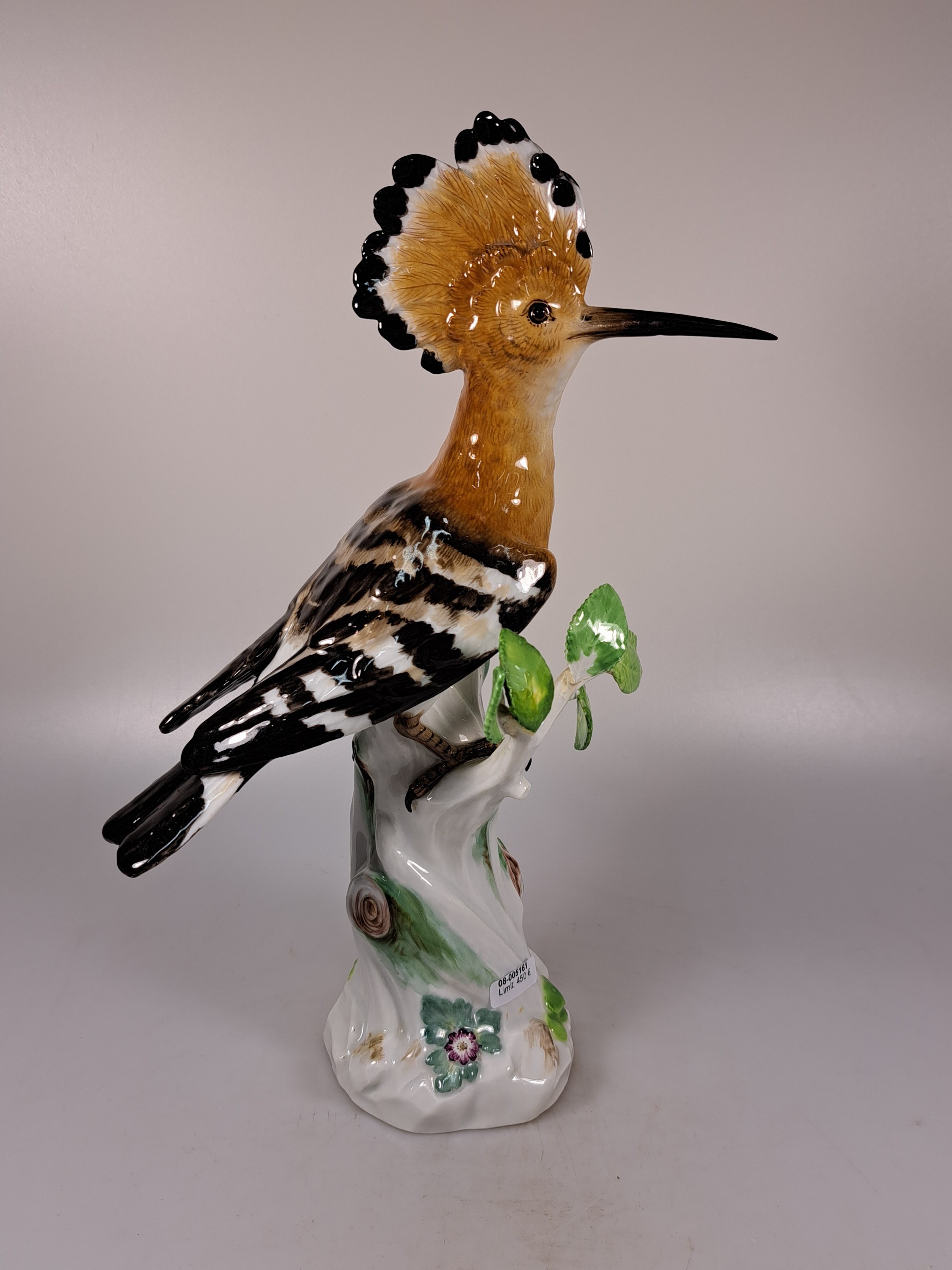 Detail a: Porzellanfigur, Meissen, Anfang 20. Jh., Wiedehopf auf Baumstumpf, Entwurf J.J. Kändler, Schnabel und Blätter teilw. rest., H. ca. 32cm