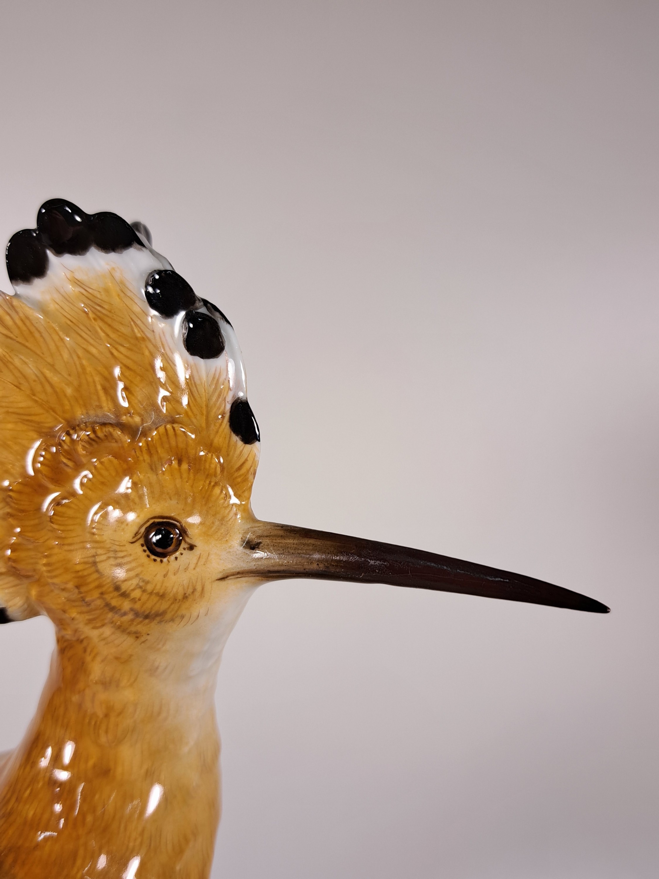Detail e: Porzellanfigur, Meissen, Anfang 20. Jh., Wiedehopf auf Baumstumpf, Entwurf J.J. Kändler, Schnabel und Blätter teilw. rest., H. ca. 32cm
