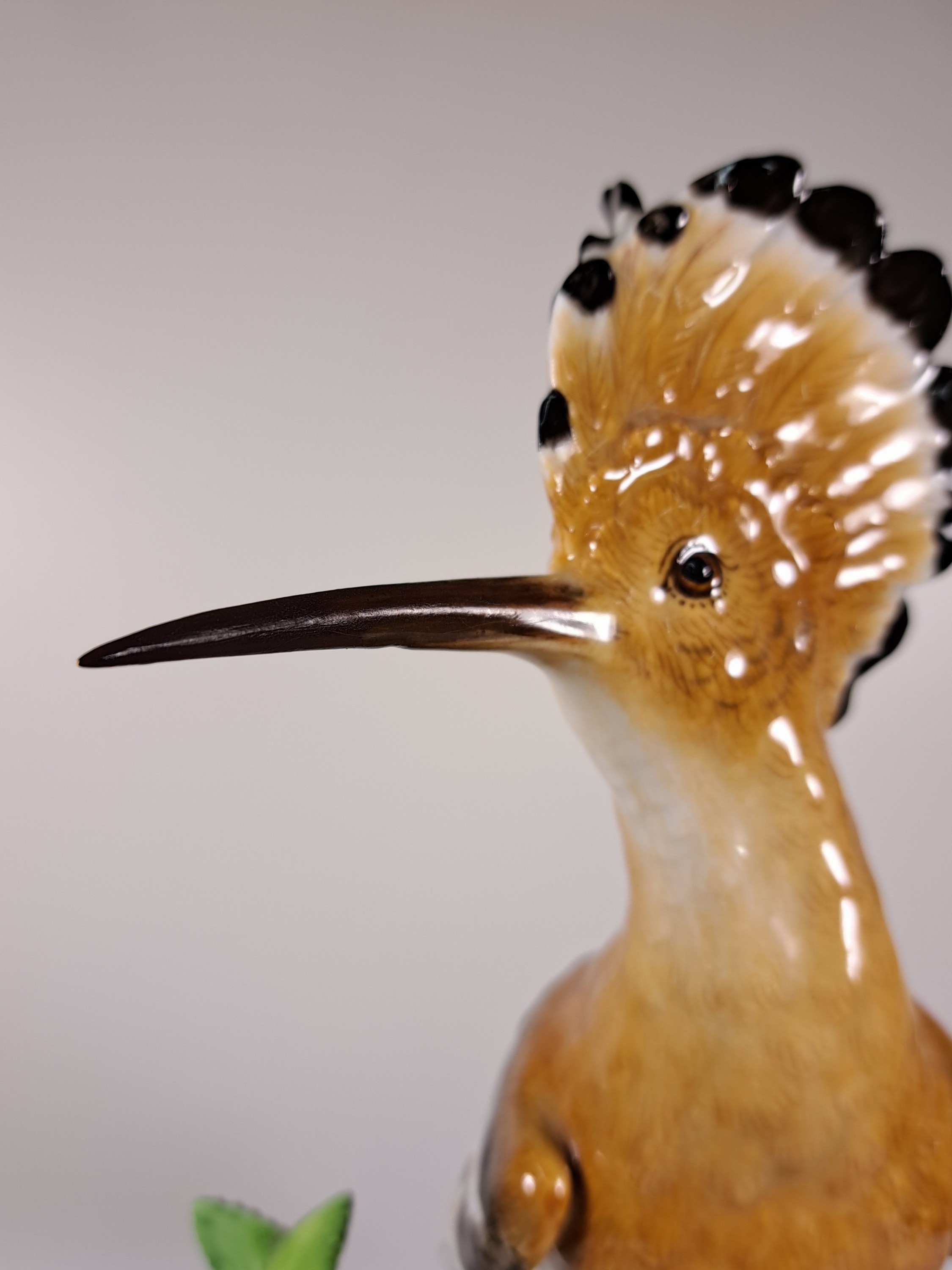 Detail f: Porzellanfigur, Meissen, Anfang 20. Jh., Wiedehopf auf Baumstumpf, Entwurf J.J. Kändler, Schnabel und Blätter teilw. rest., H. ca. 32cm