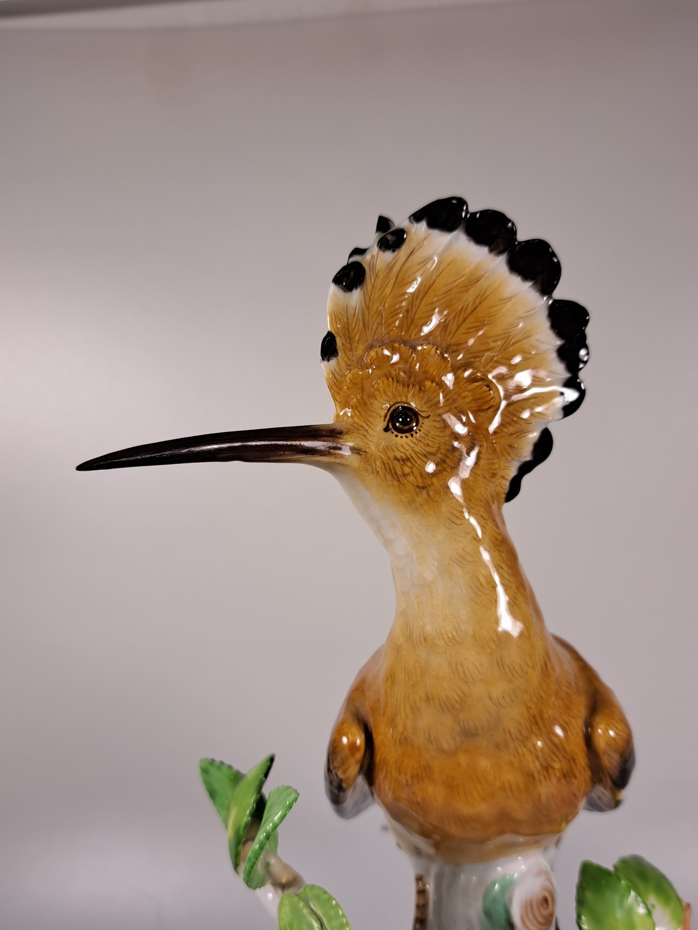Detail g: Porzellanfigur, Meissen, Anfang 20. Jh., Wiedehopf auf Baumstumpf, Entwurf J.J. Kändler, Schnabel und Blätter teilw. rest., H. ca. 32cm