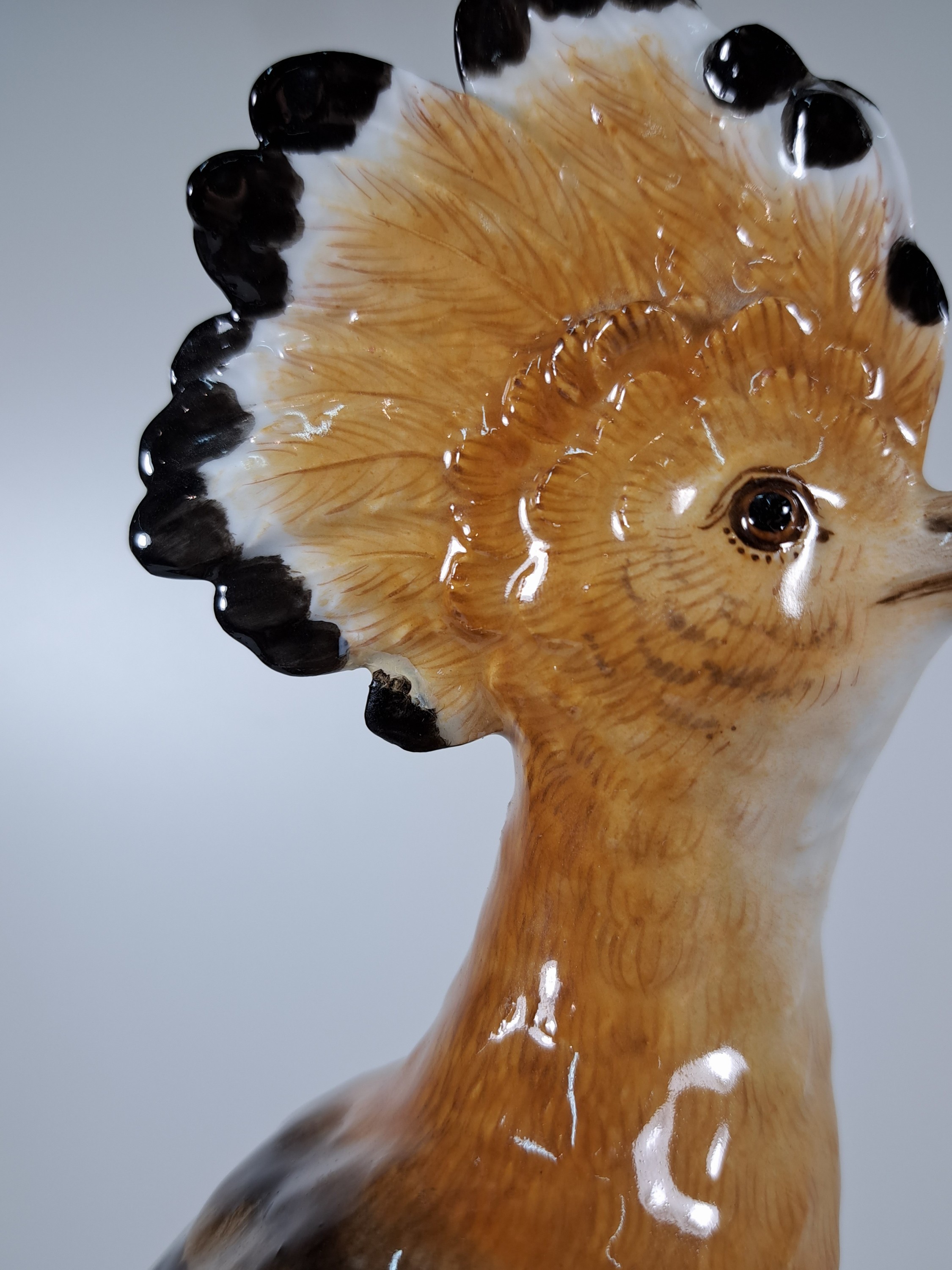 Detail j: Porzellanfigur, Meissen, Anfang 20. Jh., Wiedehopf auf Baumstumpf, Entwurf J.J. Kändler, Schnabel und Blätter teilw. rest., H. ca. 32cm