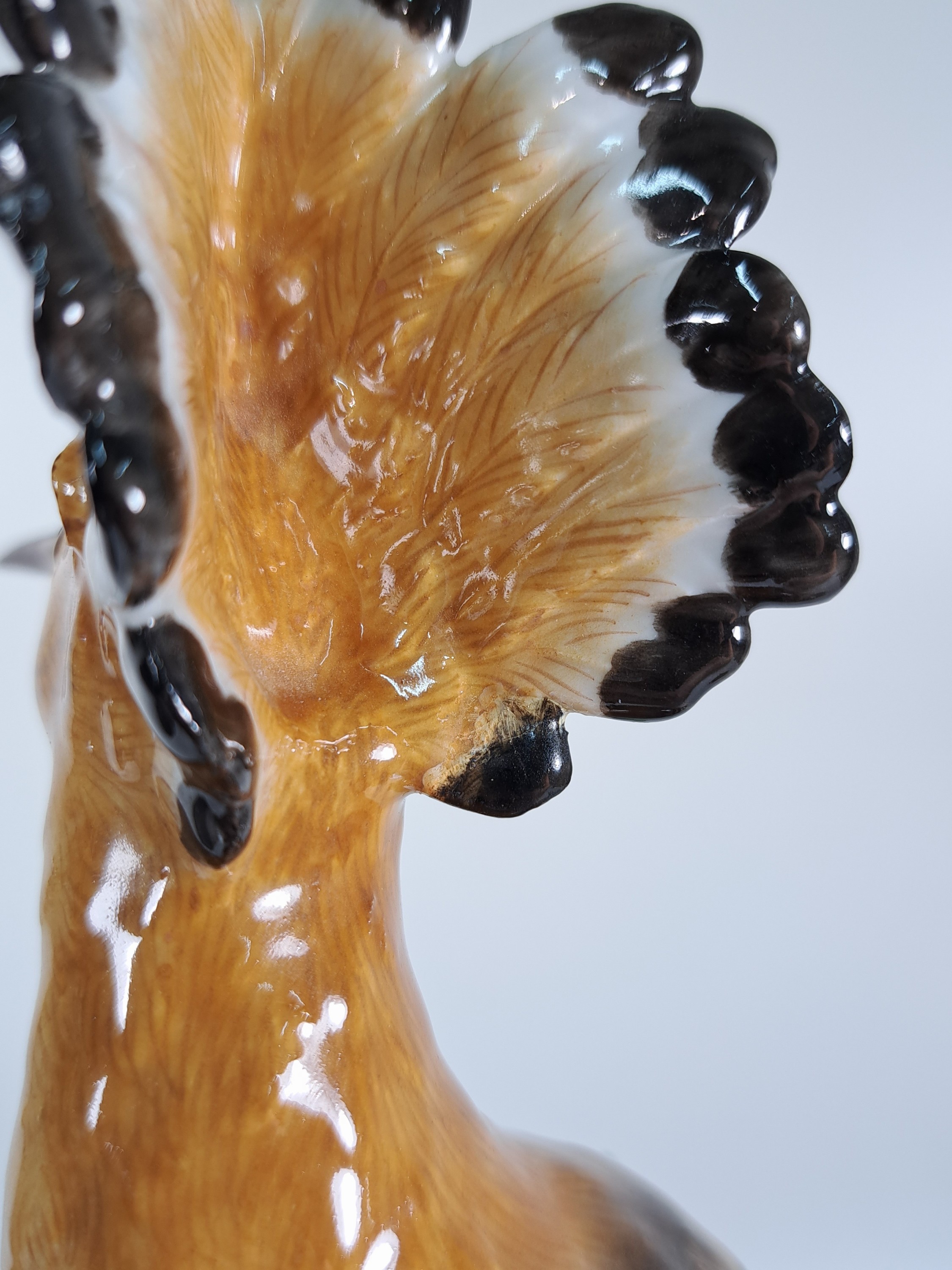 Detail k: Porzellanfigur, Meissen, Anfang 20. Jh., Wiedehopf auf Baumstumpf, Entwurf J.J. Kändler, Schnabel und Blätter teilw. rest., H. ca. 32cm