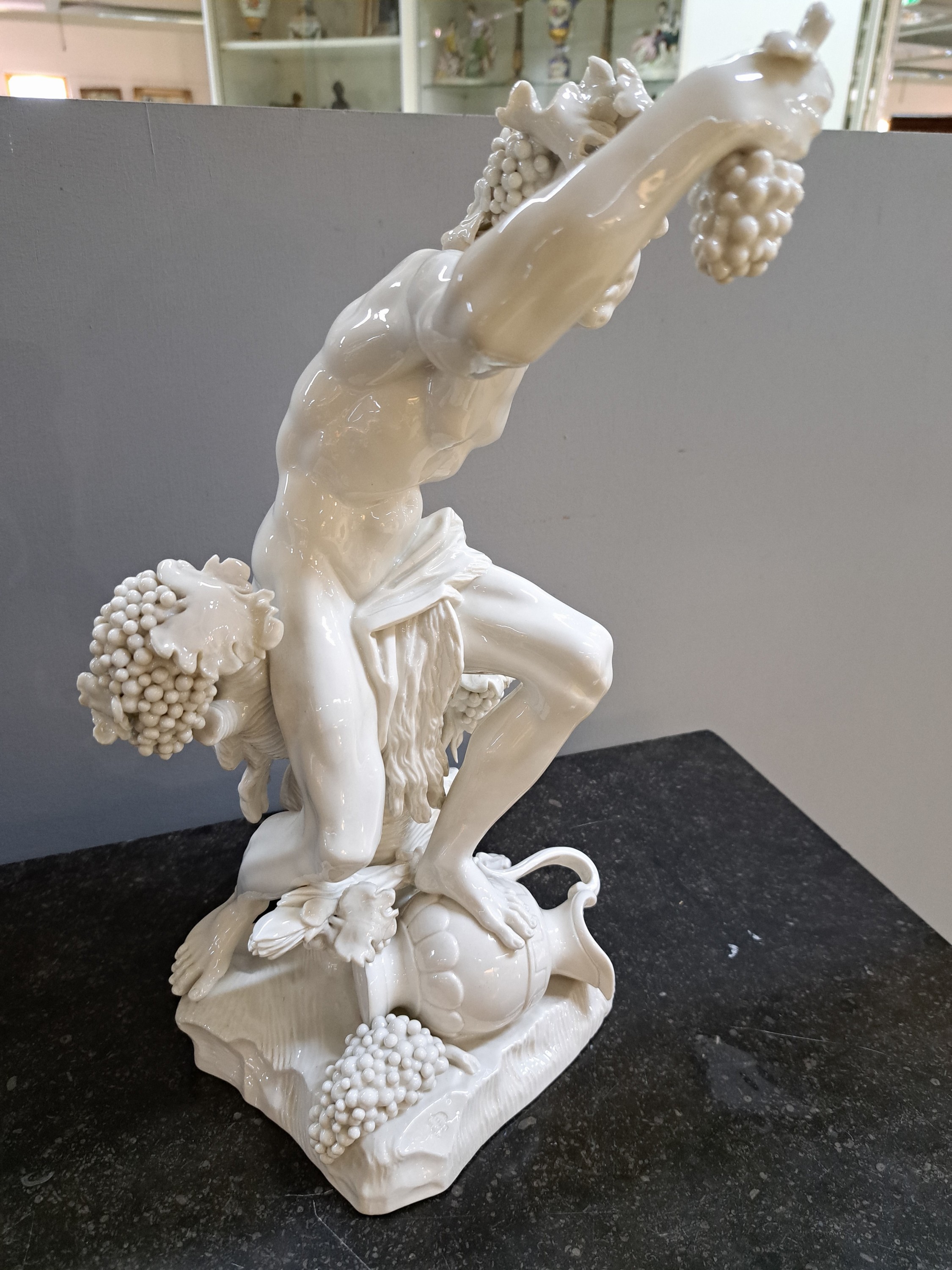 Detail b: 3 große Porzellanfiguren, Nymphenburg, um 1900, weiß, Darstellung der Jahreszeiten Frühling, Sommer und Herbst, durch Allegorien der Göttin ...