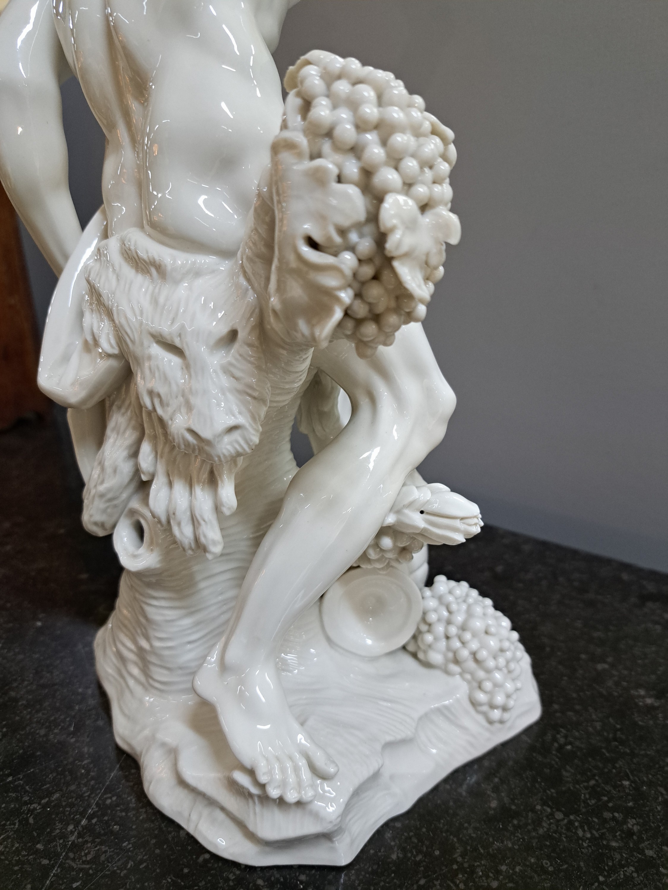Detail d: 3 große Porzellanfiguren, Nymphenburg, um 1900, weiß, Darstellung der Jahreszeiten Frühling, Sommer und Herbst, durch Allegorien der Göttin ...