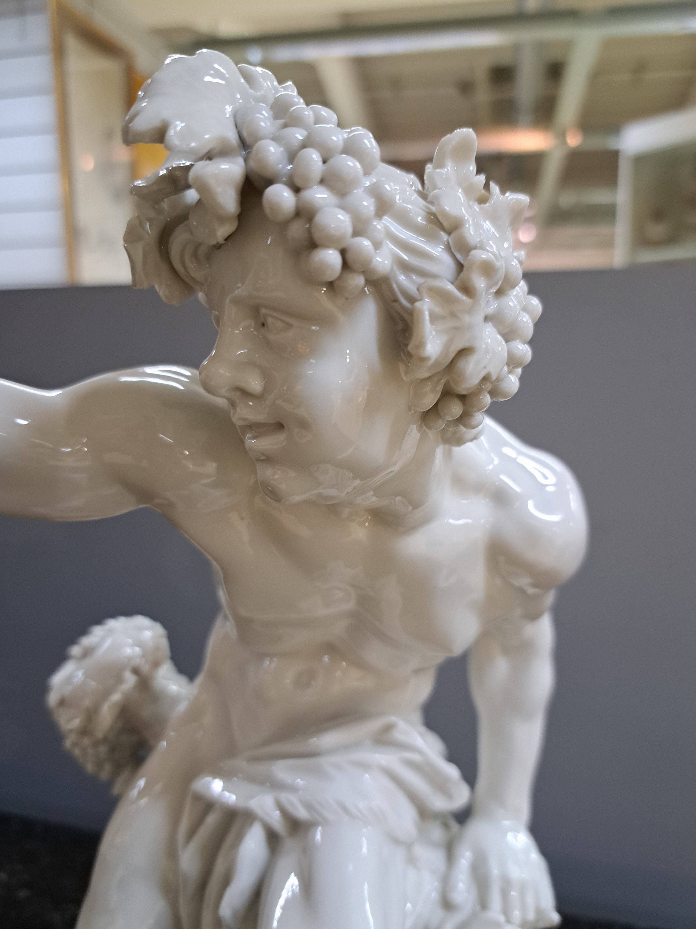 Detail e: 3 große Porzellanfiguren, Nymphenburg, um 1900, weiß, Darstellung der Jahreszeiten Frühling, Sommer und Herbst, durch Allegorien der Göttin ...