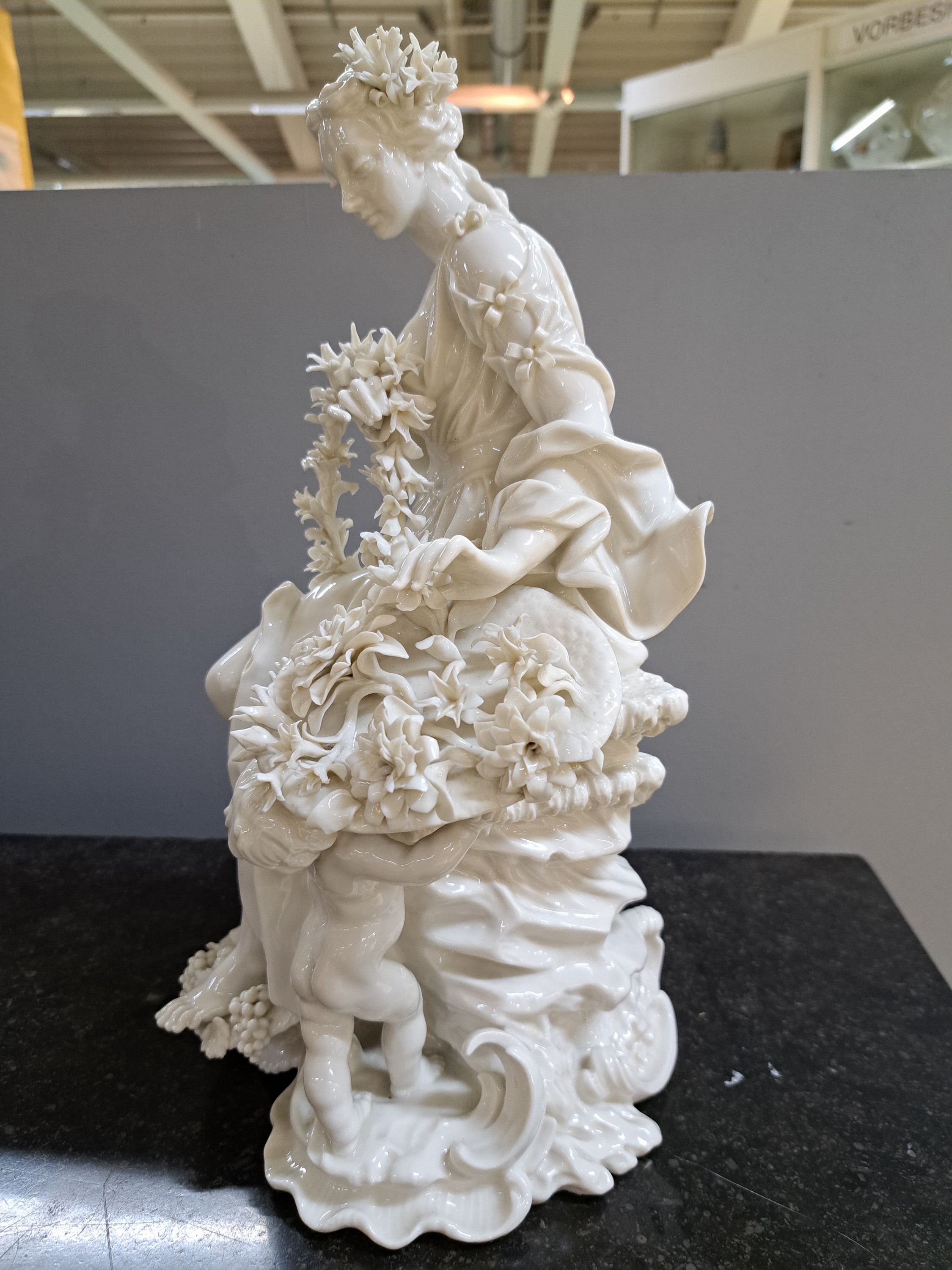 Detail g: 3 große Porzellanfiguren, Nymphenburg, um 1900, weiß, Darstellung der Jahreszeiten Frühling, Sommer und Herbst, durch Allegorien der Göttin ...
