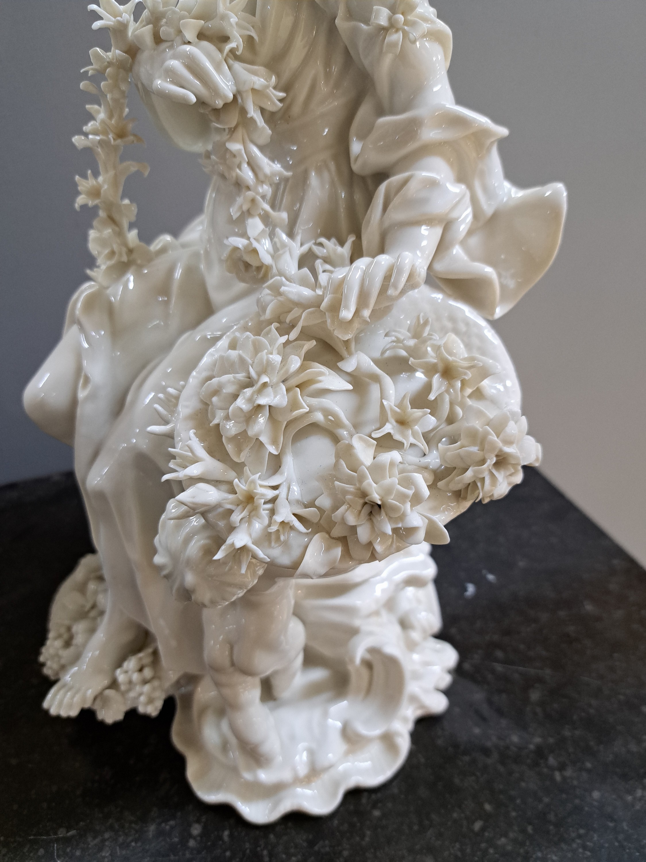 Detail h: 3 große Porzellanfiguren, Nymphenburg, um 1900, weiß, Darstellung der Jahreszeiten Frühling, Sommer und Herbst, durch Allegorien der Göttin ...