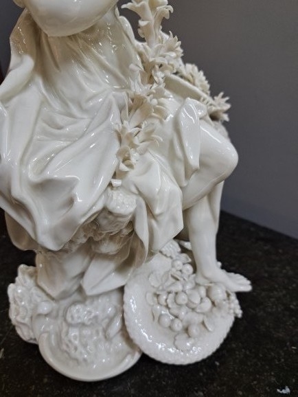 Detail j: 3 große Porzellanfiguren, Nymphenburg, um 1900, weiß, Darstellung der Jahreszeiten Frühling, Sommer und Herbst, durch Allegorien der Göttin ...