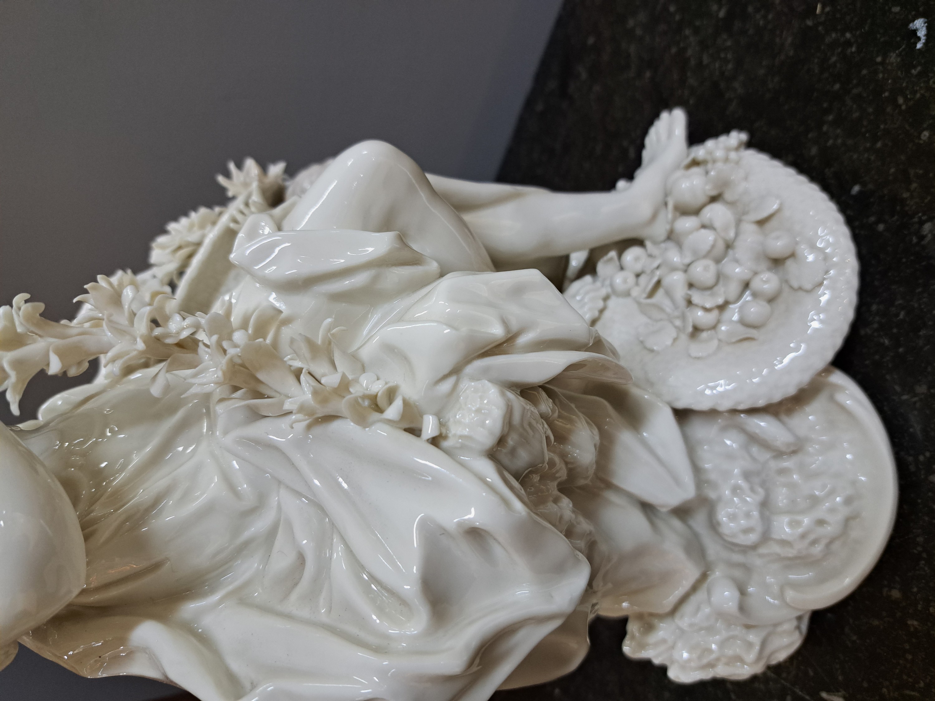 Detail k: 3 große Porzellanfiguren, Nymphenburg, um 1900, weiß, Darstellung der Jahreszeiten Frühling, Sommer und Herbst, durch Allegorien der Göttin ...
