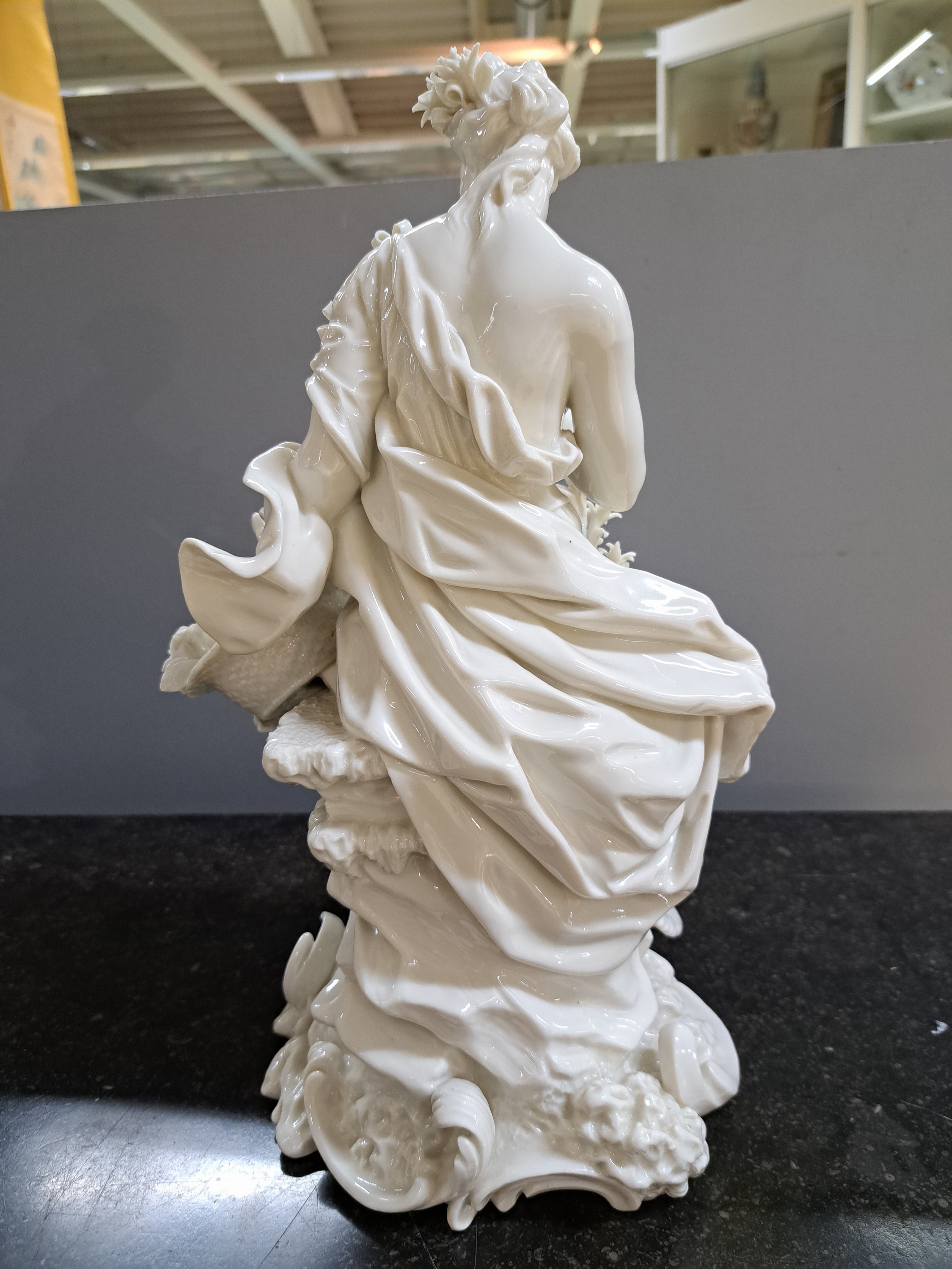 Detail l: 3 große Porzellanfiguren, Nymphenburg, um 1900, weiß, Darstellung der Jahreszeiten Frühling, Sommer und Herbst, durch Allegorien der Göttin ...