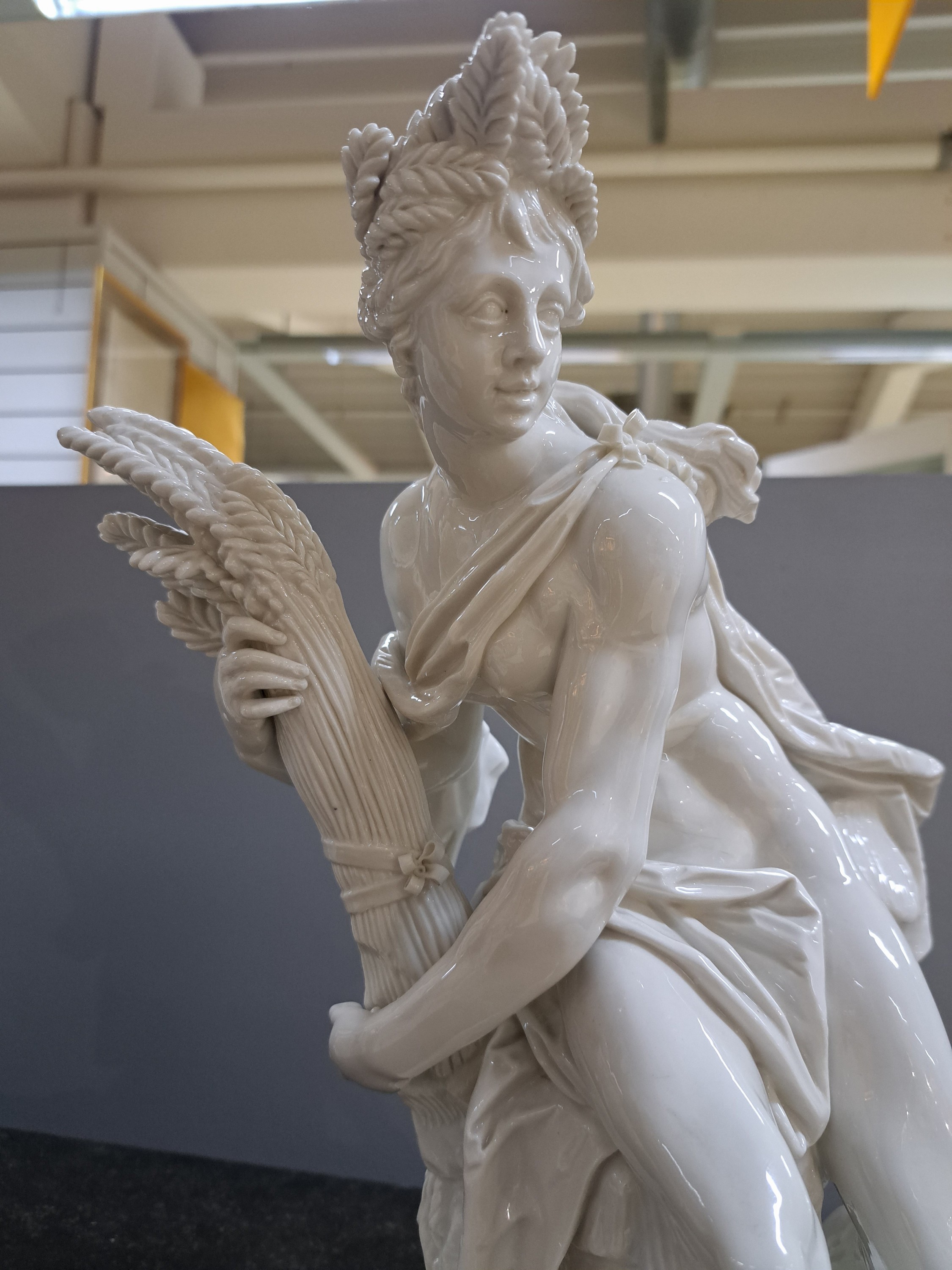 Detail n: 3 große Porzellanfiguren, Nymphenburg, um 1900, weiß, Darstellung der Jahreszeiten Frühling, Sommer und Herbst, durch Allegorien der Göttin ...