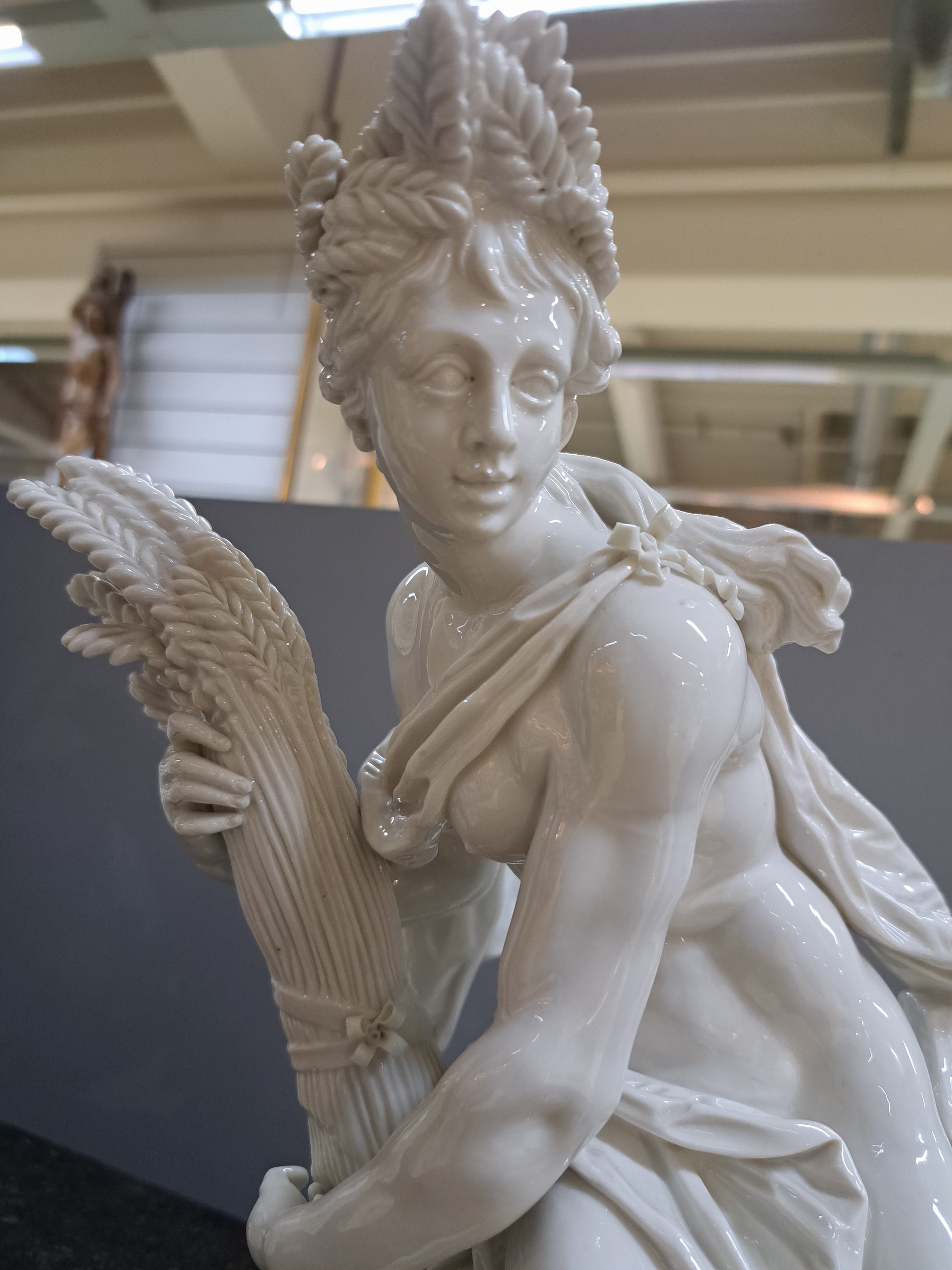 Detail o: 3 große Porzellanfiguren, Nymphenburg, um 1900, weiß, Darstellung der Jahreszeiten Frühling, Sommer und Herbst, durch Allegorien der Göttin ...