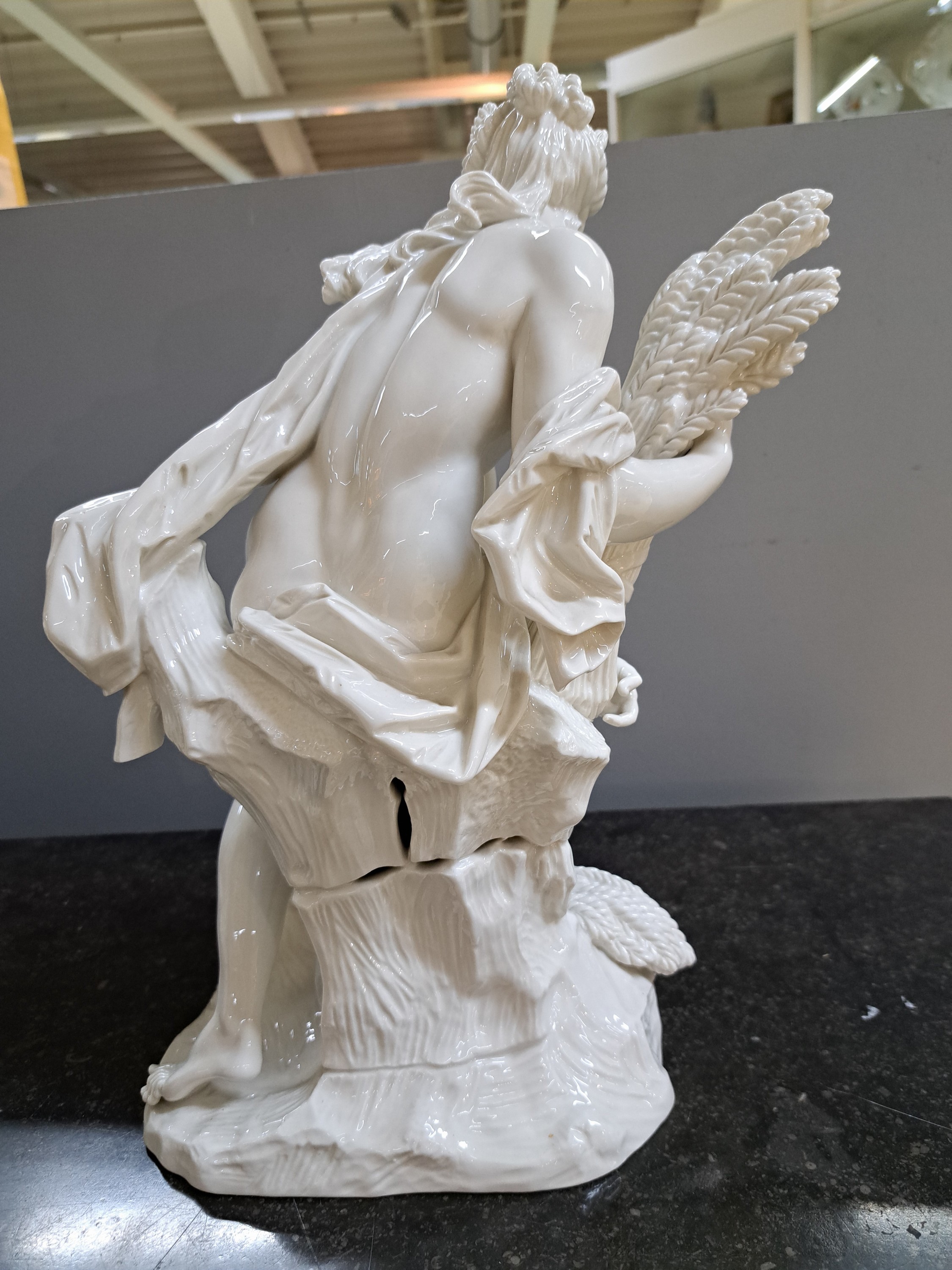 Detail p: 3 große Porzellanfiguren, Nymphenburg, um 1900, weiß, Darstellung der Jahreszeiten Frühling, Sommer und Herbst, durch Allegorien der Göttin ...