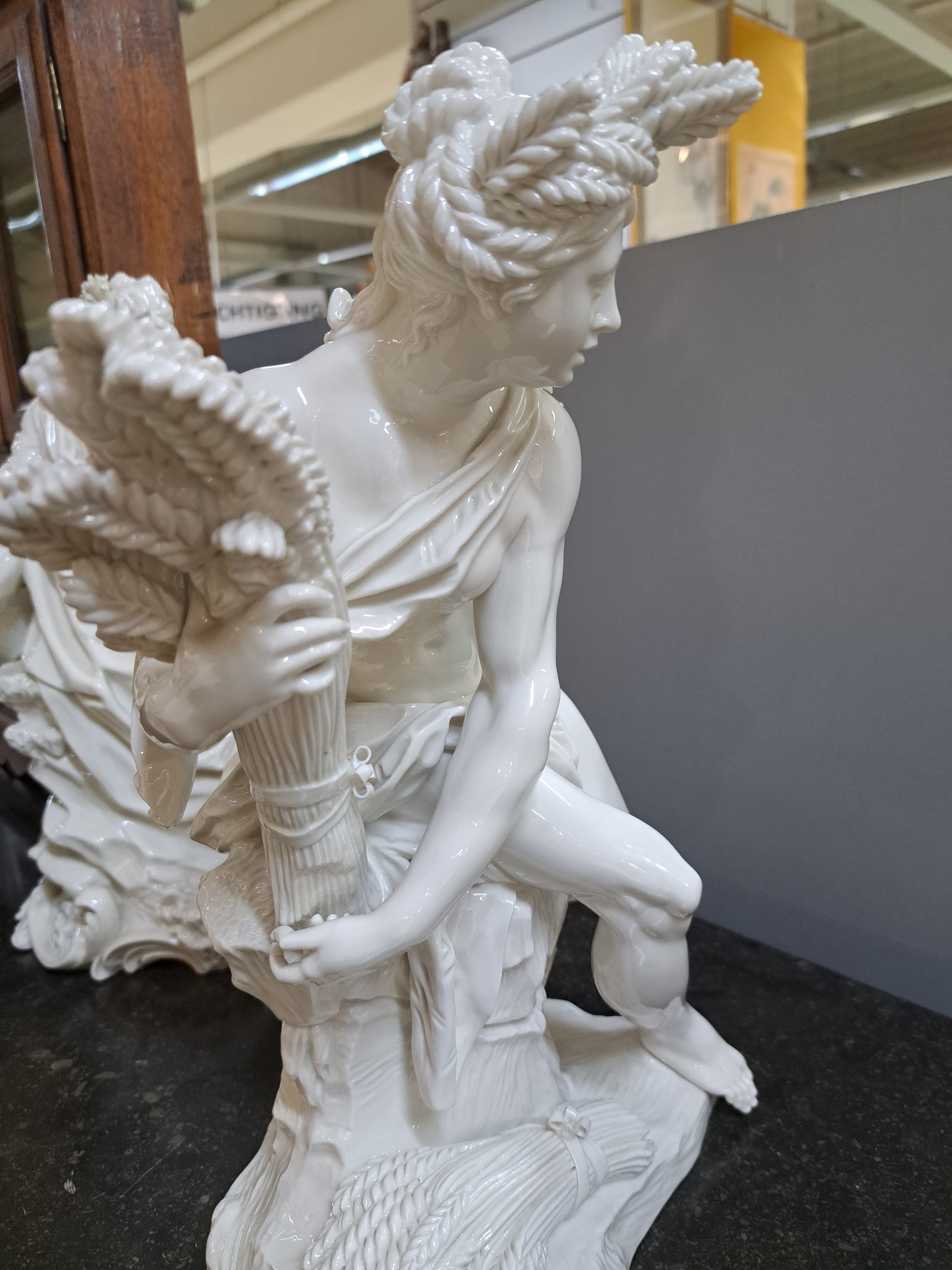 Detail q: 3 große Porzellanfiguren, Nymphenburg, um 1900, weiß, Darstellung der Jahreszeiten Frühling, Sommer und Herbst, durch Allegorien der Göttin ...