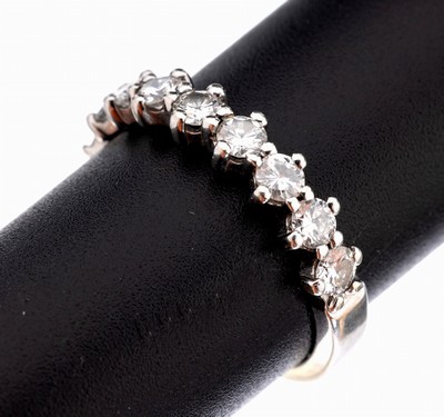 Image 26969200 - 14 kt Gold Brillant Ring, WG 585/000, Ring-kopf bes. mit 9 Brillanten zus. ca. 1.06 ct ...