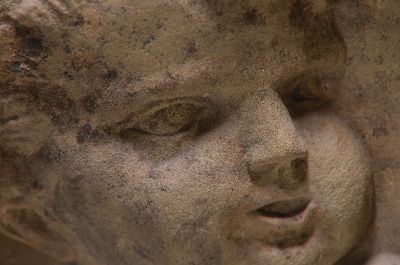 26969206a - Wandapplike, deutsch, 18. Jh., heller Sandstein, mittig Relief eines Bacchantenkopfes, ...