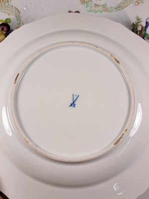 26969208d - 6 flache Teller, Meissen, um 1924-34, Pfeifferzeit, 1. Wahl, Porzellan, reliefiert und ...