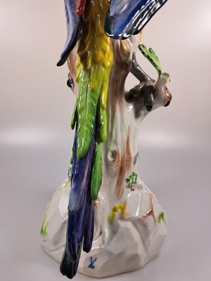 26969270k - Große Porzellanfigur, Meissen, um 1890, Papagei auf Baumstumpf, nach einem Entwurf ...