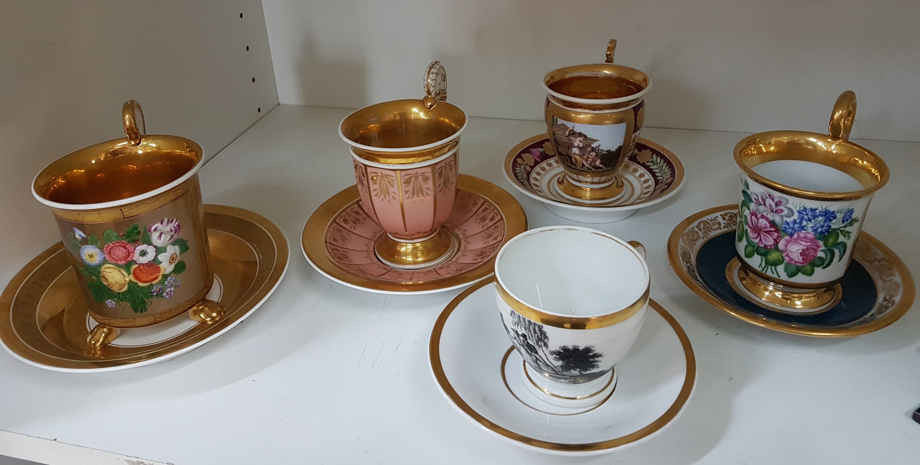 Detail a: 5 Tassen mit Untertassen, deutsch, um 1850-60 , Biedermeier, Porzellan, 1x KPM Berlin, rosa Fond mit reichem Golddekor, UT best., H. ca. 11cm; 1x ...