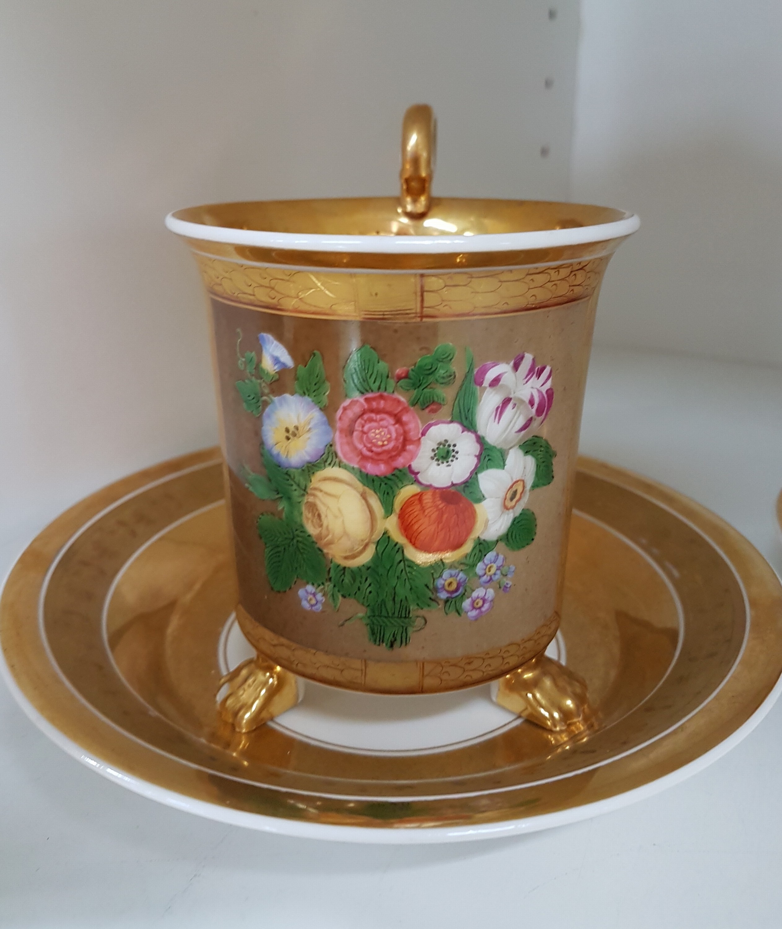 Detail b: 5 Tassen mit Untertassen, deutsch, um 1850-60 , Biedermeier, Porzellan, 1x KPM Berlin, rosa Fond mit reichem Golddekor, UT best., H. ca. 11cm; 1x ...