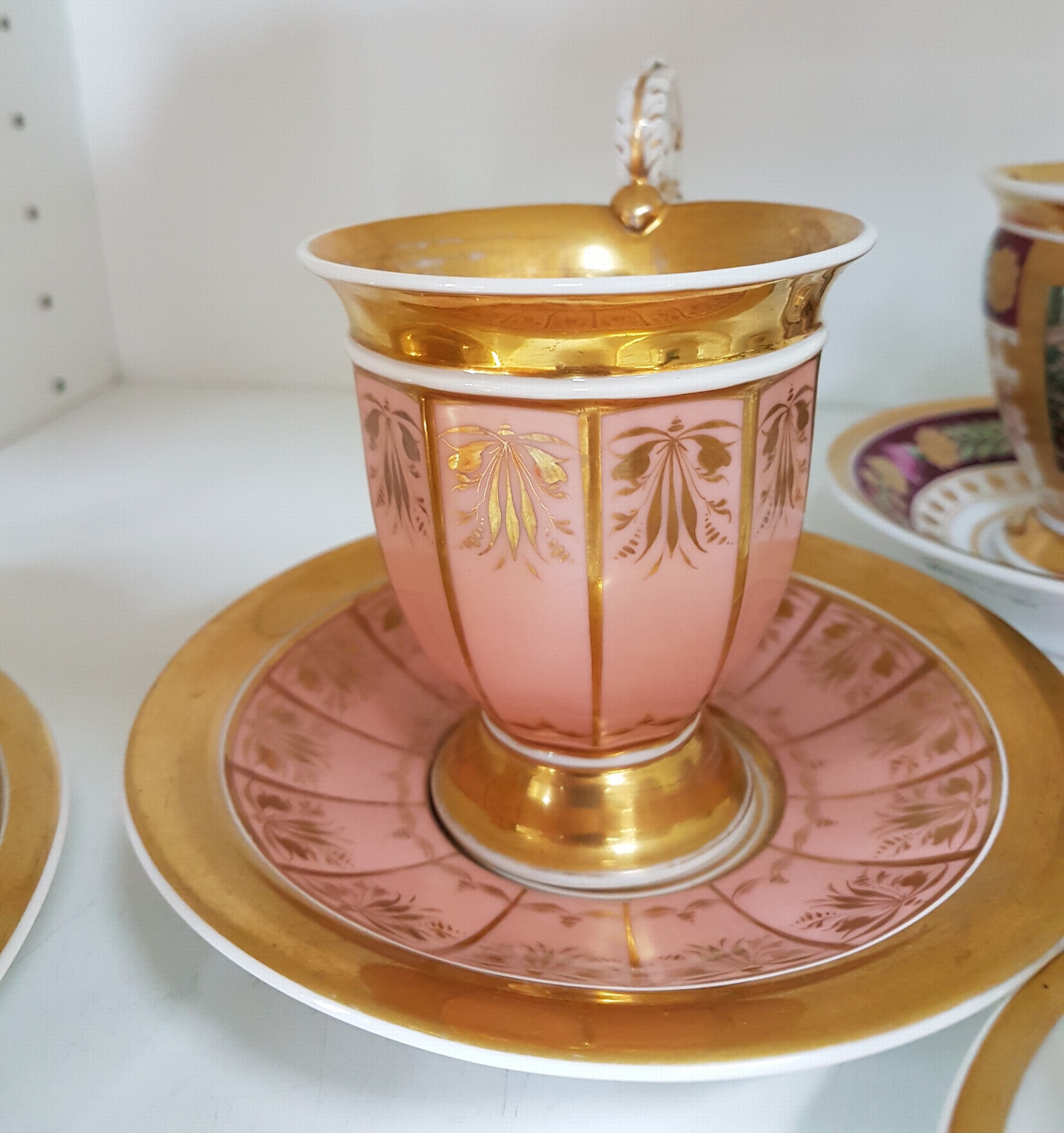 Detail c: 5 Tassen mit Untertassen, deutsch, um 1850-60 , Biedermeier, Porzellan, 1x KPM Berlin, rosa Fond mit reichem Golddekor, UT best., H. ca. 11cm; 1x ...
