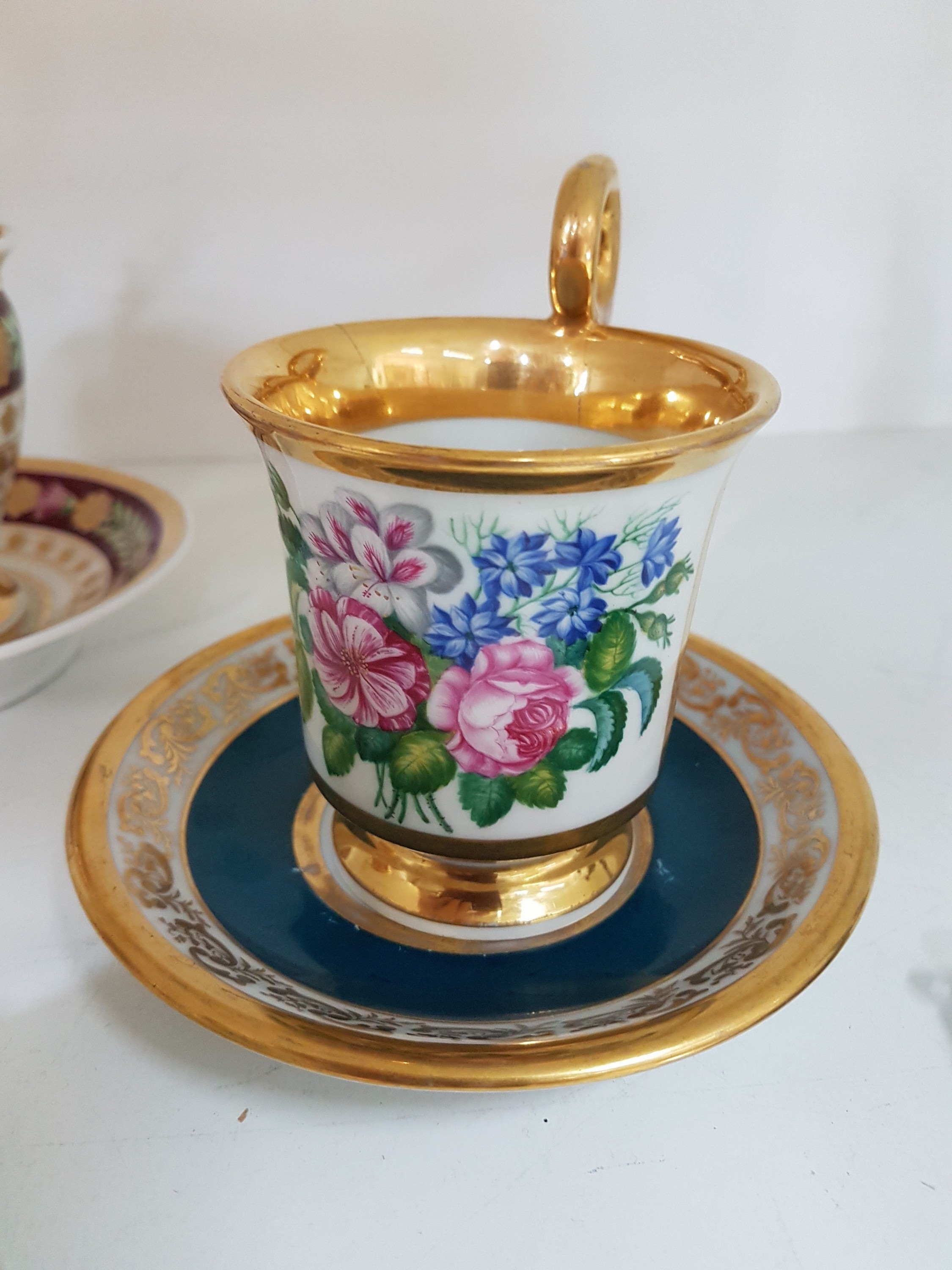 Detail d: 5 Tassen mit Untertassen, deutsch, um 1850-60 , Biedermeier, Porzellan, 1x KPM Berlin, rosa Fond mit reichem Golddekor, UT best., H. ca. 11cm; 1x ...