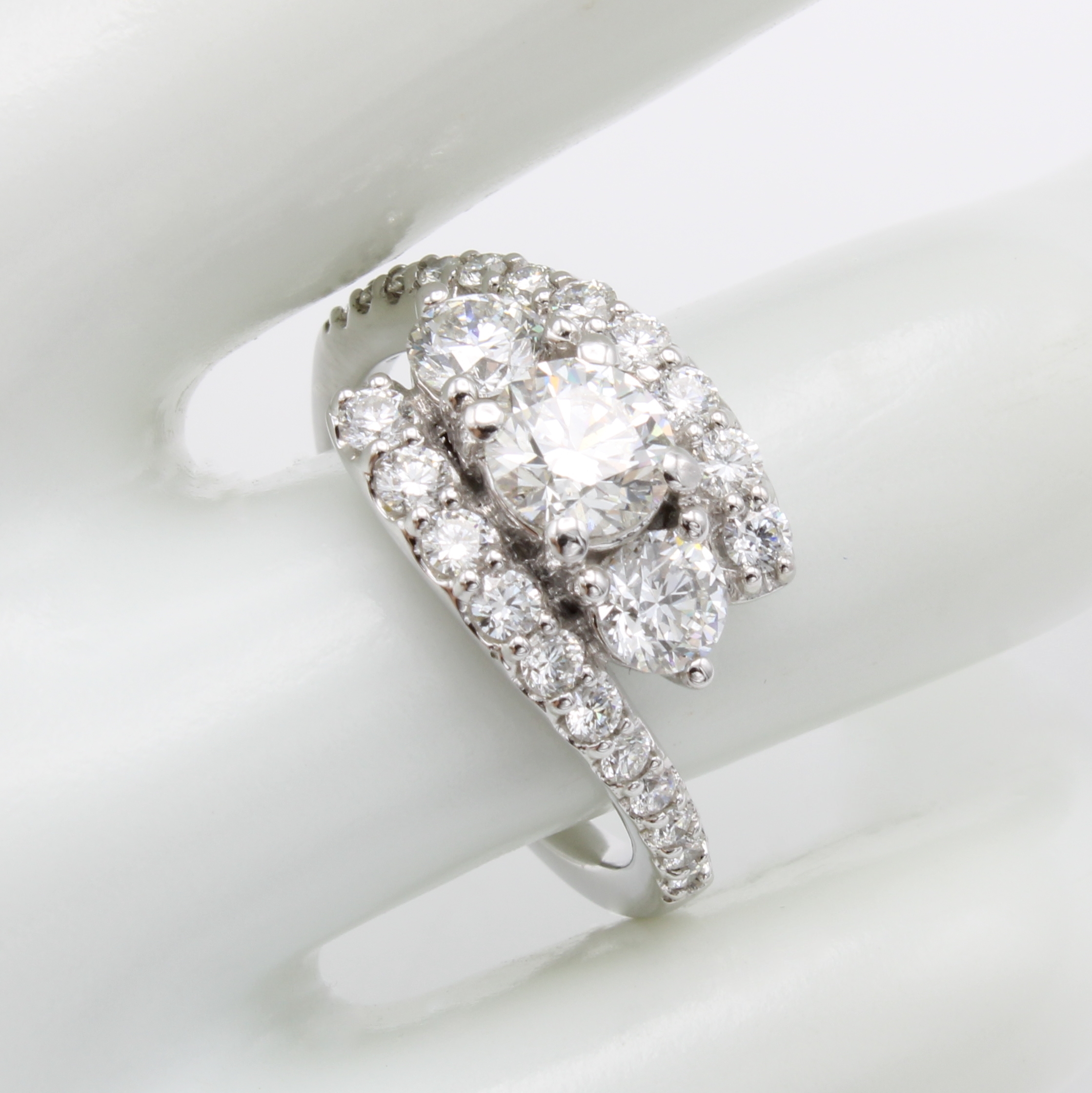 Image 26969372 - Ring mit Brillanten, WG 750/000, 1 Brill. ca. 0.70 ct l.get.Weiß/si1, 2 Brill. zus. ca. ...